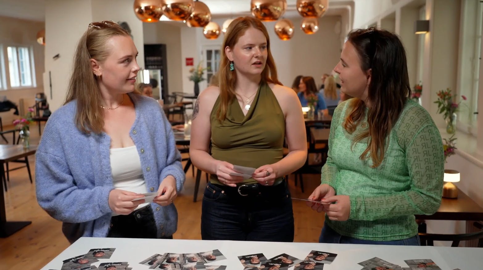 Kvinder må hver vælge to gutter til speeddate. Herefter kan mændene selv prikke de kvinder på skuldrene, som de også gerne ville have datet. Her er det Julie K, Emma R og Theresa.