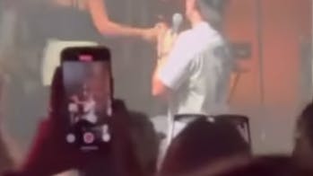 Øv... Det blev et nej, da en mand i weekenden poppede det store spørgsmål til sin kæreste på en scene i Brisbane.