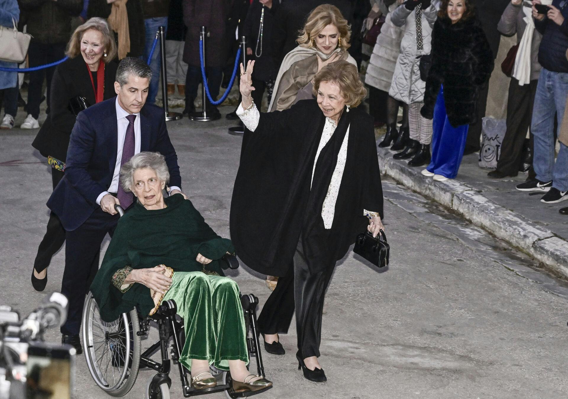 Dronning Sofia (th) har aflyst sine planer for at blive hjemme og være ved sin lillesøster prinsesse Irene (tv).