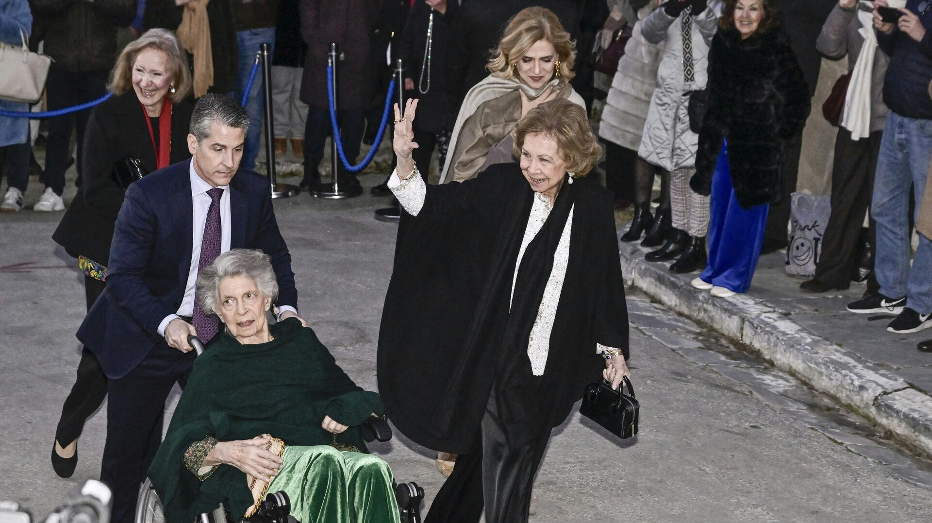 Dronning Sofia (th) har aflyst sine planer for at blive hjemme og være ved sin lillesøster prinsesse Irene (tv).