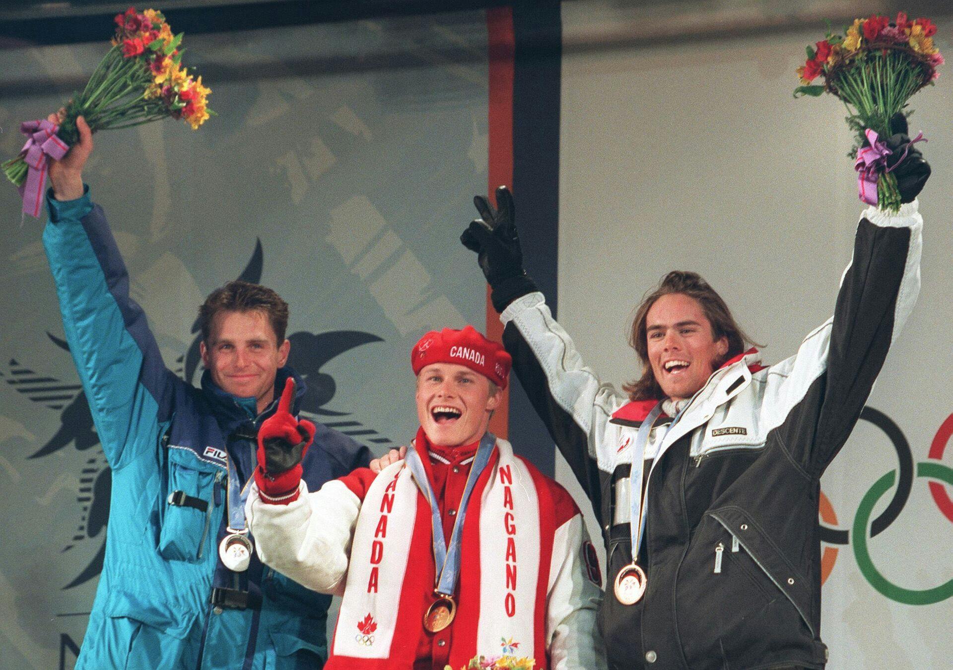 Ueli Kestenholz (til højre), der i 1998 fejrer sin bronzemedalje ved OL.