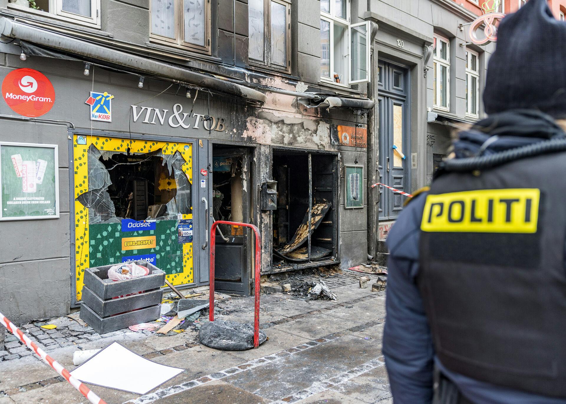 Kiosk på Istedgade fredag den 9. januar 2026. Torsdag aften var der en eksplosion og brand i kiosken og fredag er to personer anholdt