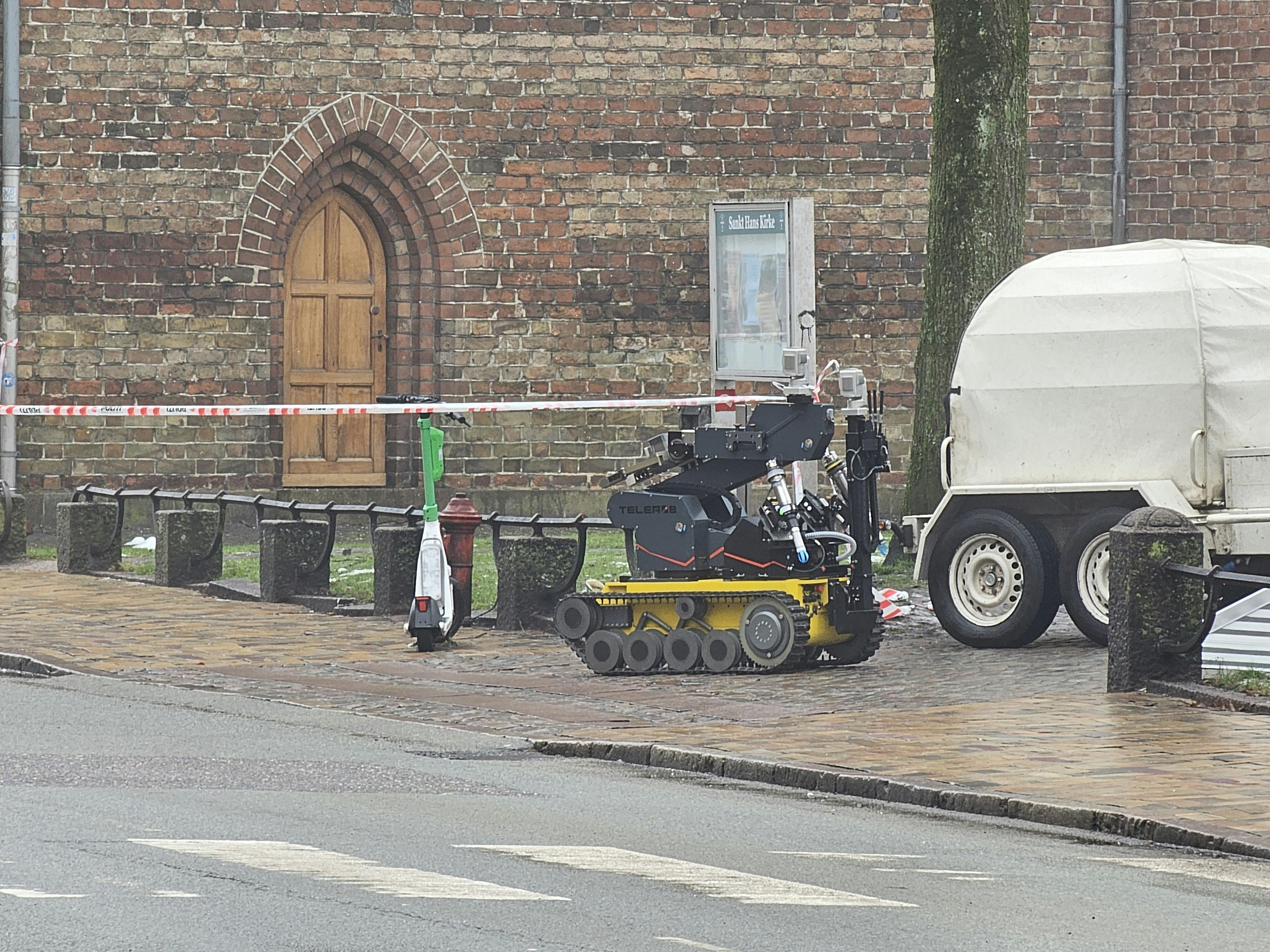 Forsvarets ammunitionsryddere, EOD, er ankommet afspærringen i Odense.
