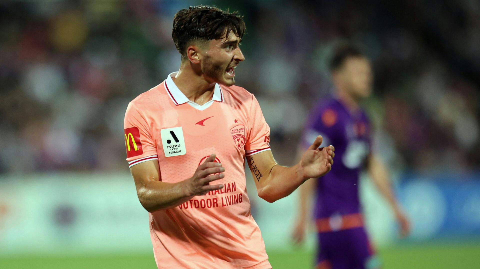 Josh Cavallo går til angreb på sin tidligere klub Adelaide United, som anklages for homofobi af fodboldspilleren.