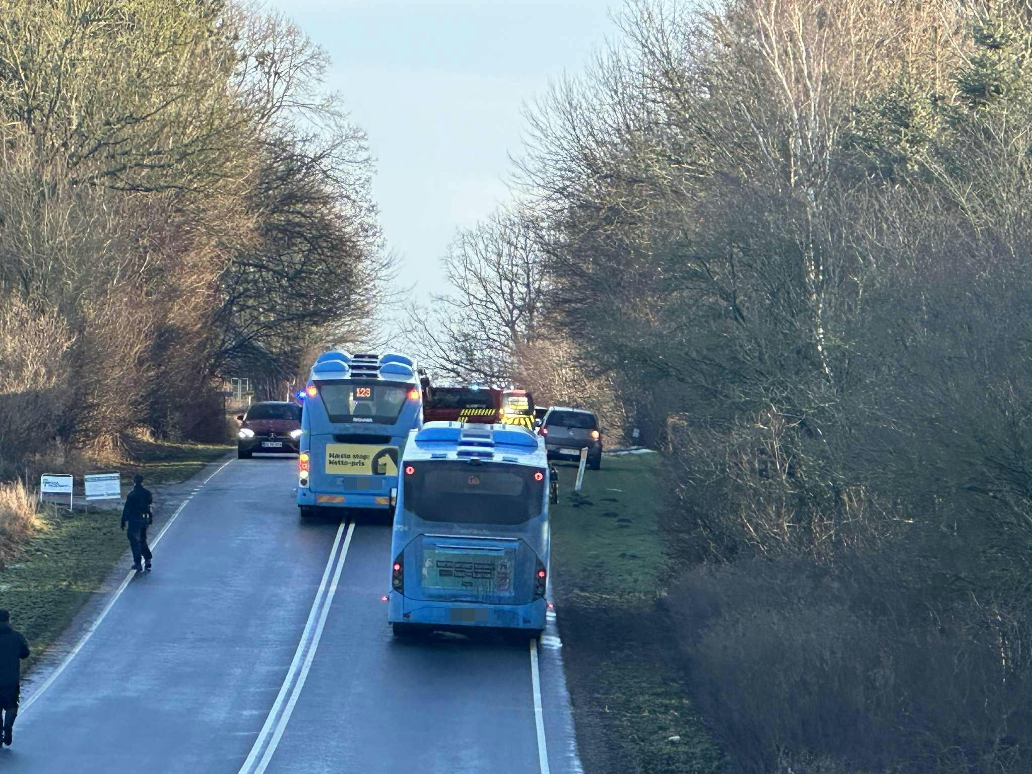 To busser er stødt frontalt sammen på Landevejen ved Hornslet. Flere personer er alvorligt tilskadekomne, og både politi, redningsmandskab og bilinspektør er massivt til stede. Vejen er afspærret på ubestemt tid, og Østjyllands Politi opfordrer trafikanter til at finde alternative ruter.