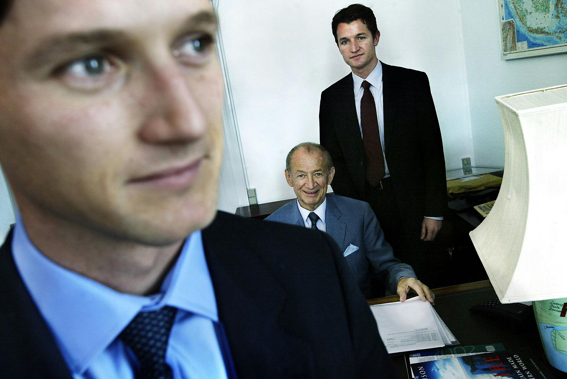 Sådan så det ud i 2003, da faderen Børge Bek-Nielsen (i midten) overdrog milliardforretningen United Plantations til sønnerne Carl Bek-Nielsen (forrest) og Martin Bek-Nielsen. Det er sidstnævnte, der nu har købt stort ind i Aarhus.