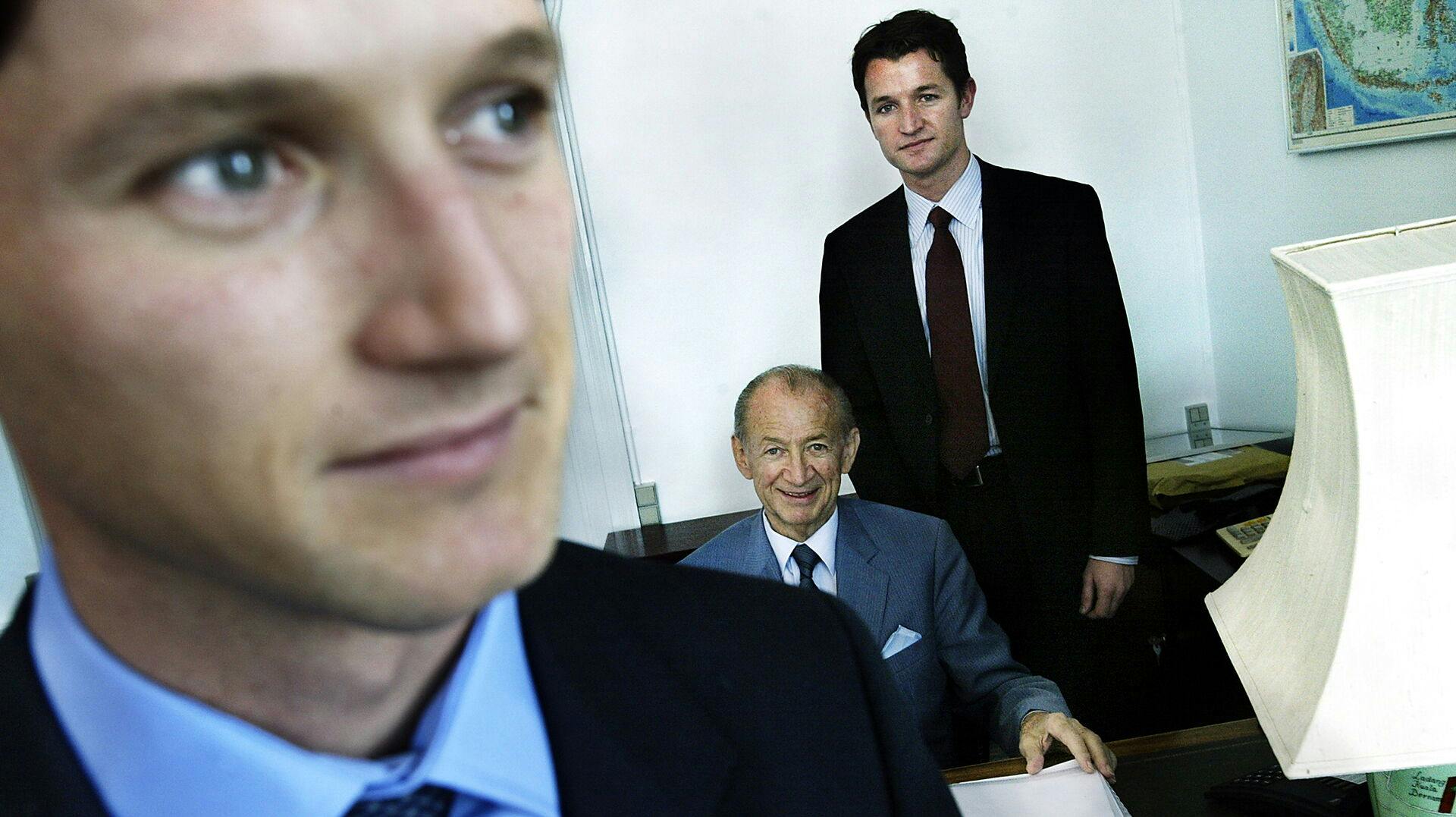 Sådan så det ud i 2003, da faderen Børge Bek-Nielsen (i midten) overdrog milliardforretningen United Plantations til sønnerne Carl Bek-Nielsen (forrest) og Martin Bek-Nielsen. Det er sidstnævnte, der nu har købt stort ind i Aarhus.