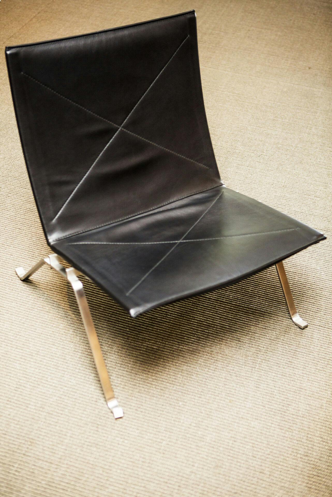 Jytte Tolstrup, lektor i ergonomi, gennemgår en række danske designklassikere indenfor spisestole og lænestole og ser på, hvor ergonomisk sunde de er at sidde i. PK22, designet af Poul Kjærholm.