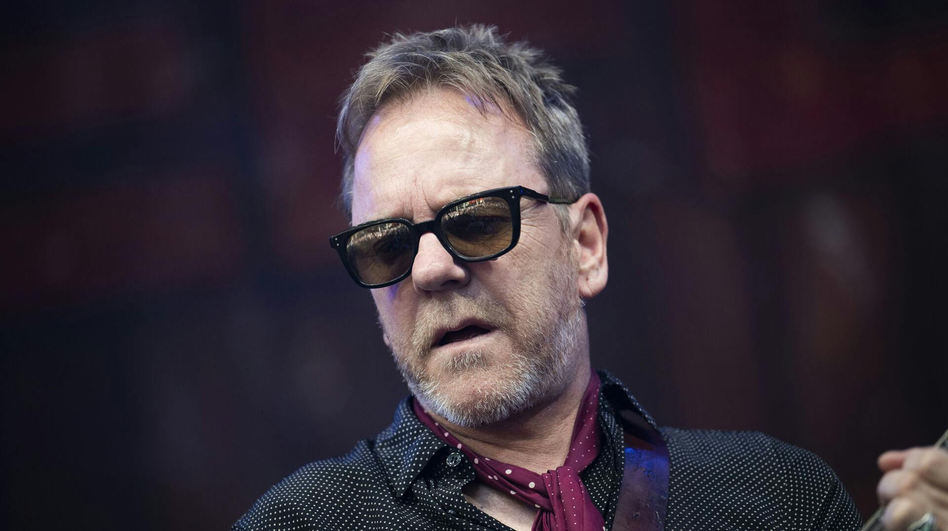 Kiefer Sutherland, bedst kendt fra tv-serien "24 timer", blev tilbageholdt af politiet i Hollywood efter mistanke om vold mod en chauffør. Dramaet udspillede sig kort efter midnat.