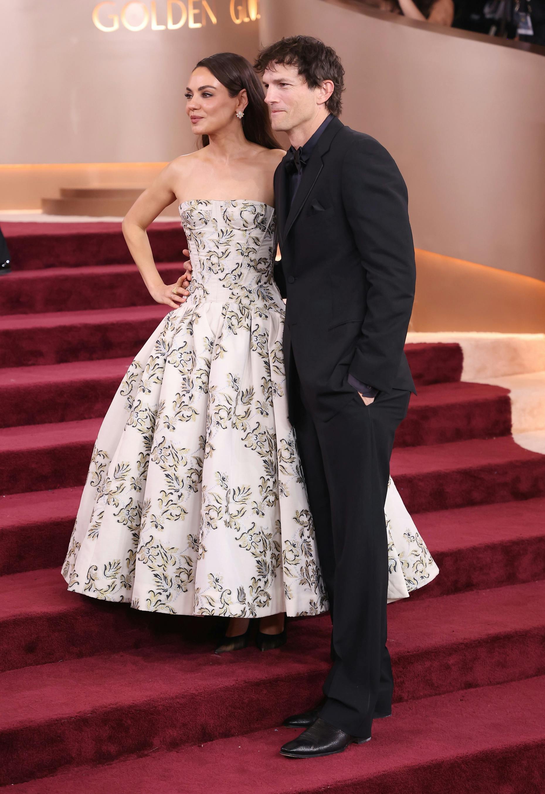 Mila Kunis og Ashton Kutcher var pludselig at finde på den røde løber ved Golden Globe Awards.