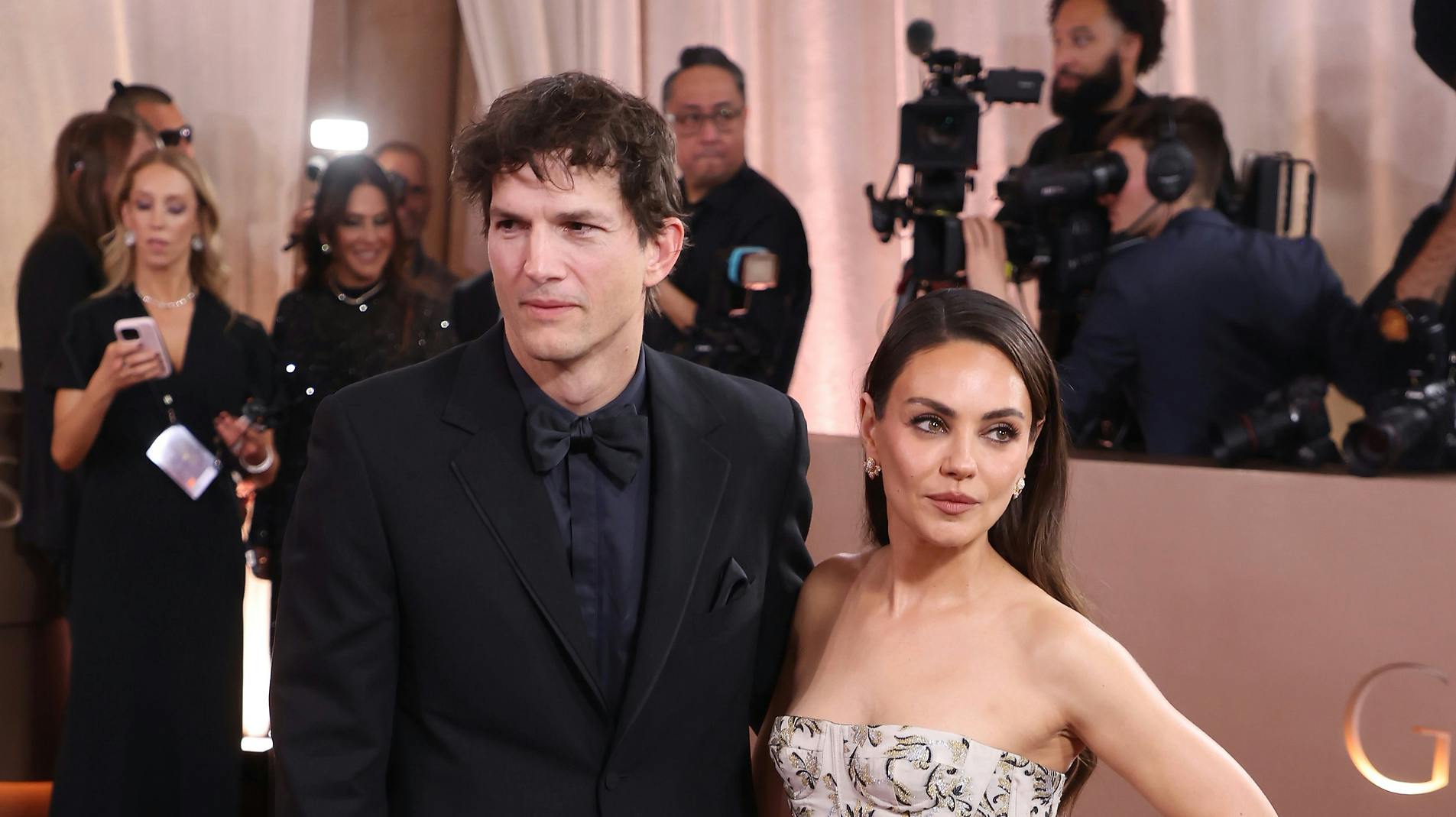 Ashton Kutcher og Mila Kunis var at finde på den røde løber ved Golden Globe Awards 2026.