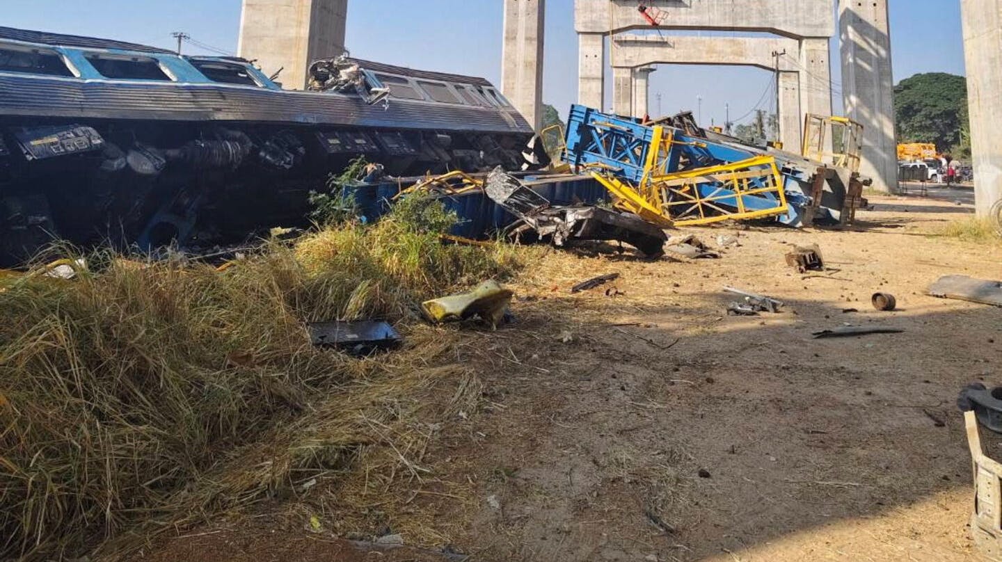 En katastrofe udspillede sig onsdag morgen lokal tid i Thailand, da en kran styrtede ned i et tog.