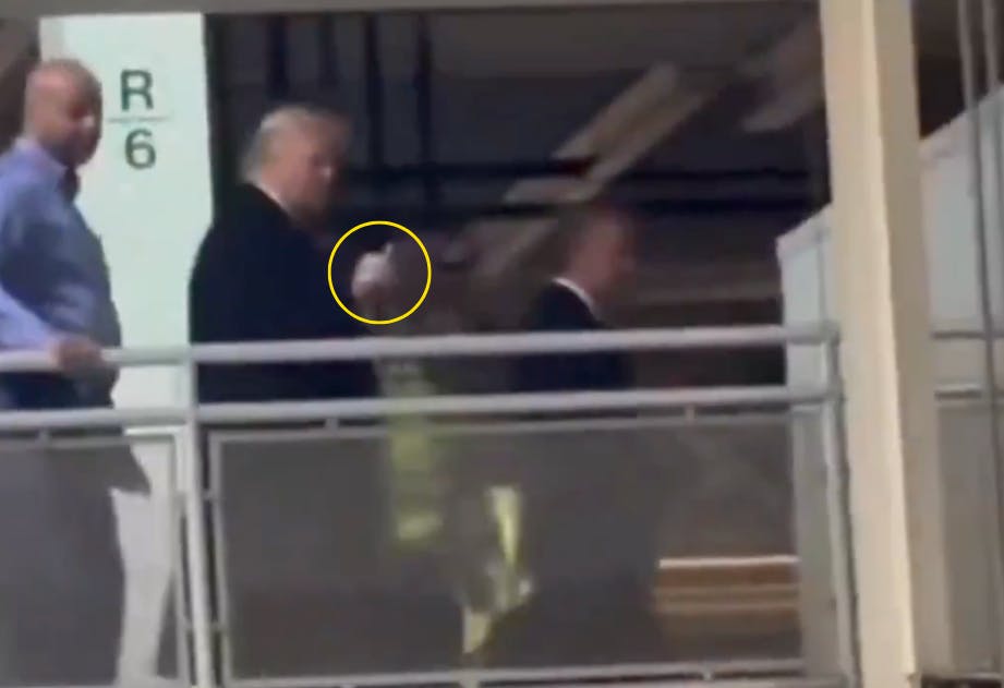 Trump viste langemanden til en råbende person, da han besøgte en Ford-fabrik tirsdag.