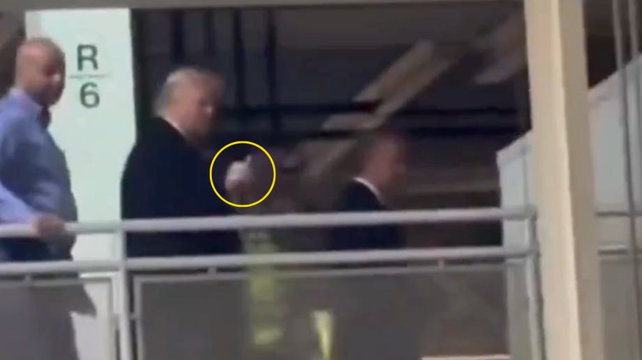 Trump viste langemanden til en råbende person, da han besøgte en Ford-fabrik tirsdag.