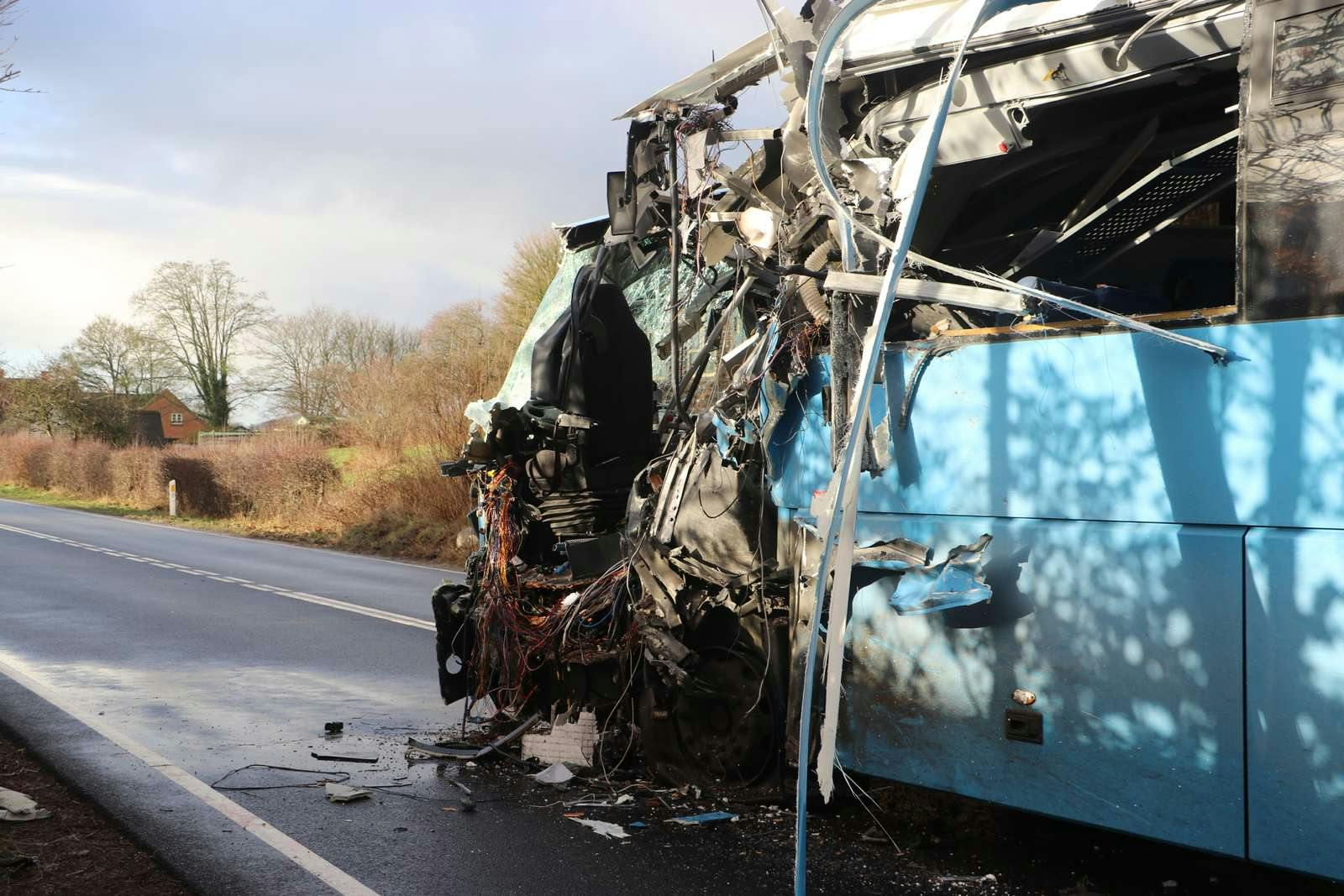 To busser er stødt frontalt sammen på Landevejen ved Hornslet. Flere personer er alvorligt tilskadekomne, og både politi, redningsmandskab og bilinspektør er massivt til stede. Vejen er afspærret på ubestemt tid, og Østjyllands Politi opfordrer trafikanter til at finde alternative ruter.