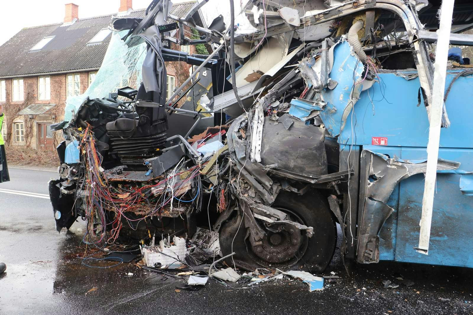 To busser er stødt frontalt sammen på Landevejen ved Hornslet.