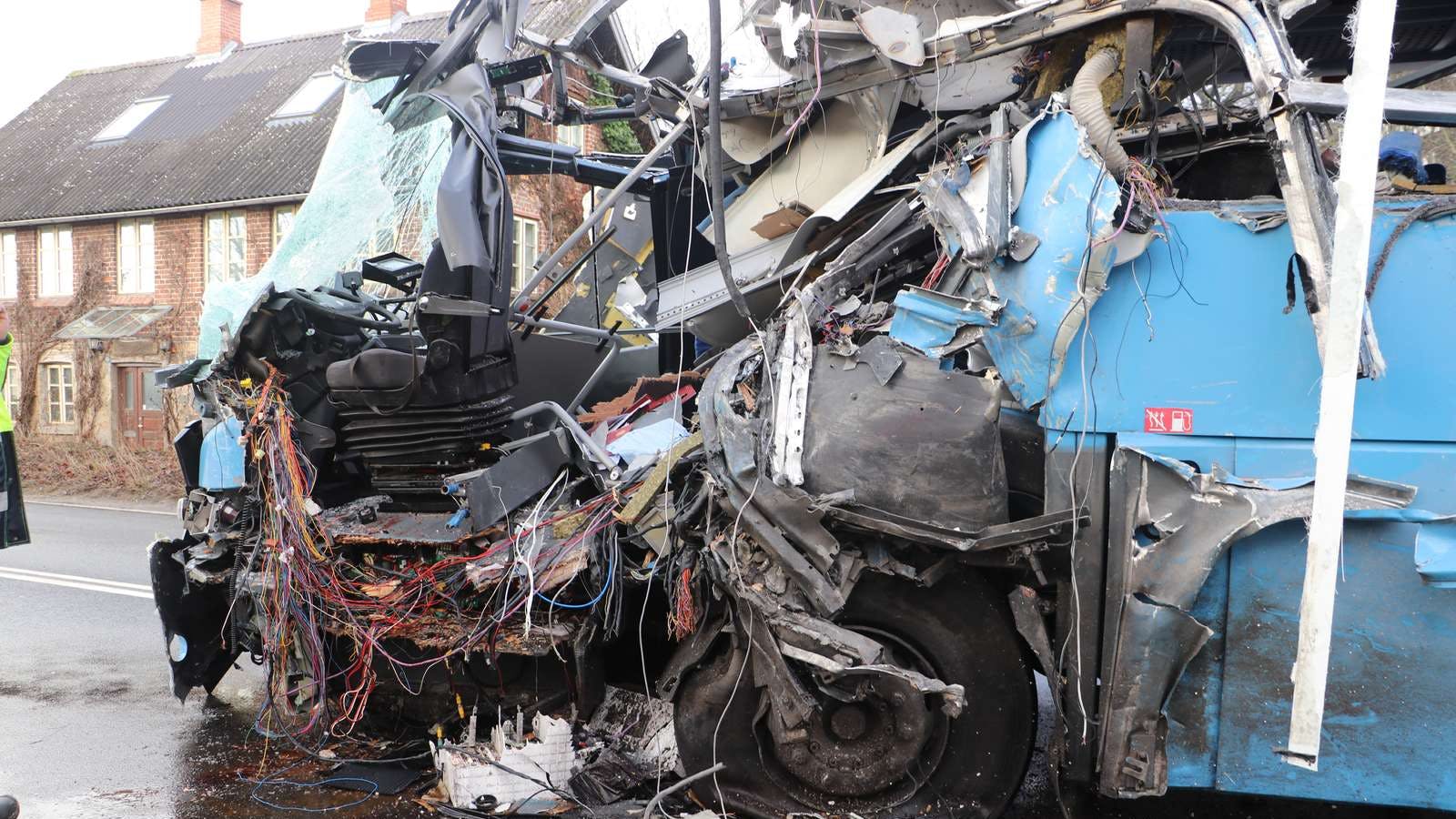 To busser er stødt frontalt sammen på Landevejen ved Hornslet.