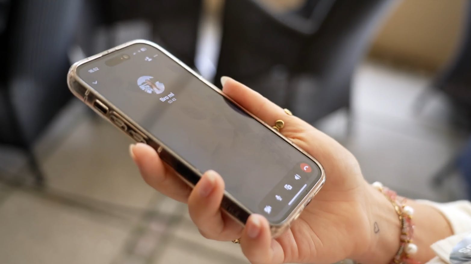 Emilie Lindevang er kodet ind som "Bro ML" på søsterens telefon.