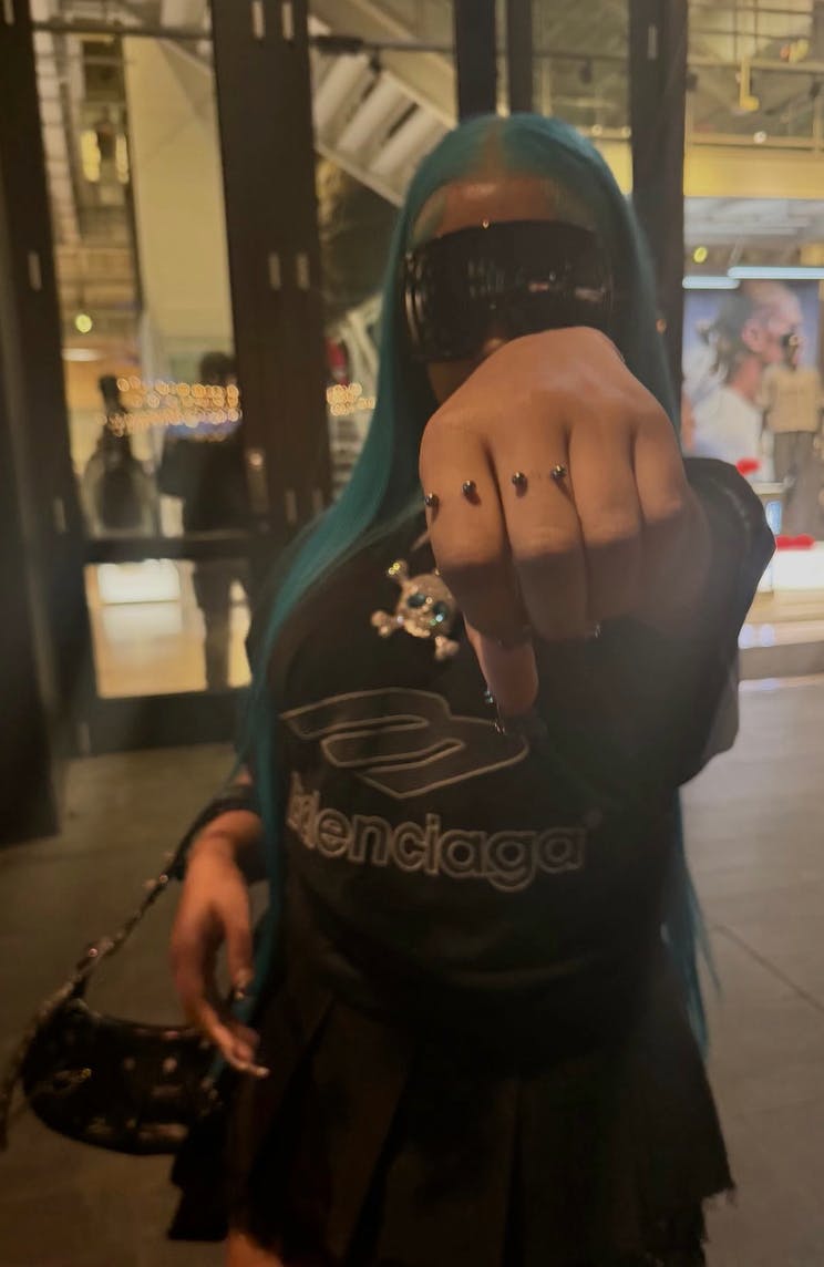 North West viser sine finger-piercinger frem.