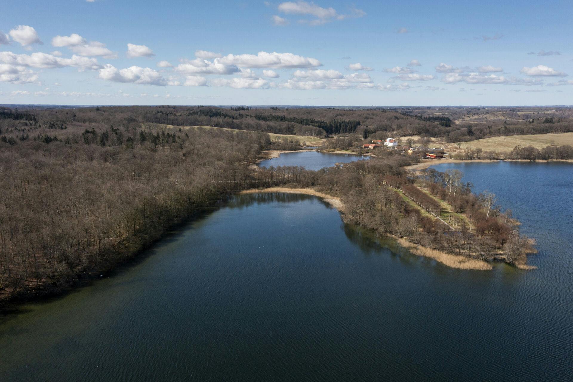 De offentlige Skråfoto-billeder fra 2025 lader vente på sig, fordi Forsvaret og Klimadatastyrelsen gennemgår materialet for at sikre, at offentliggørelsen ikke kompromitterer operationssikkerheden i en ændret verdenssituation.