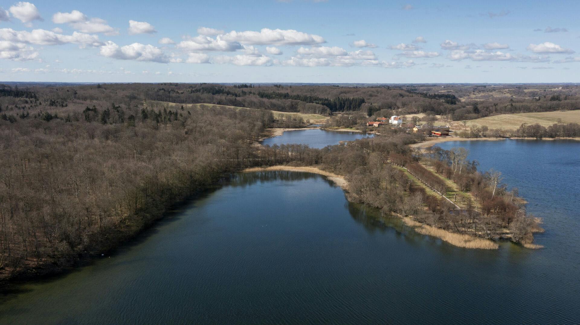 De offentlige Skråfoto-billeder fra 2025 lader vente på sig, fordi Forsvaret og Klimadatastyrelsen gennemgår materialet for at sikre, at offentliggørelsen ikke kompromitterer operationssikkerheden i en ændret verdenssituation.