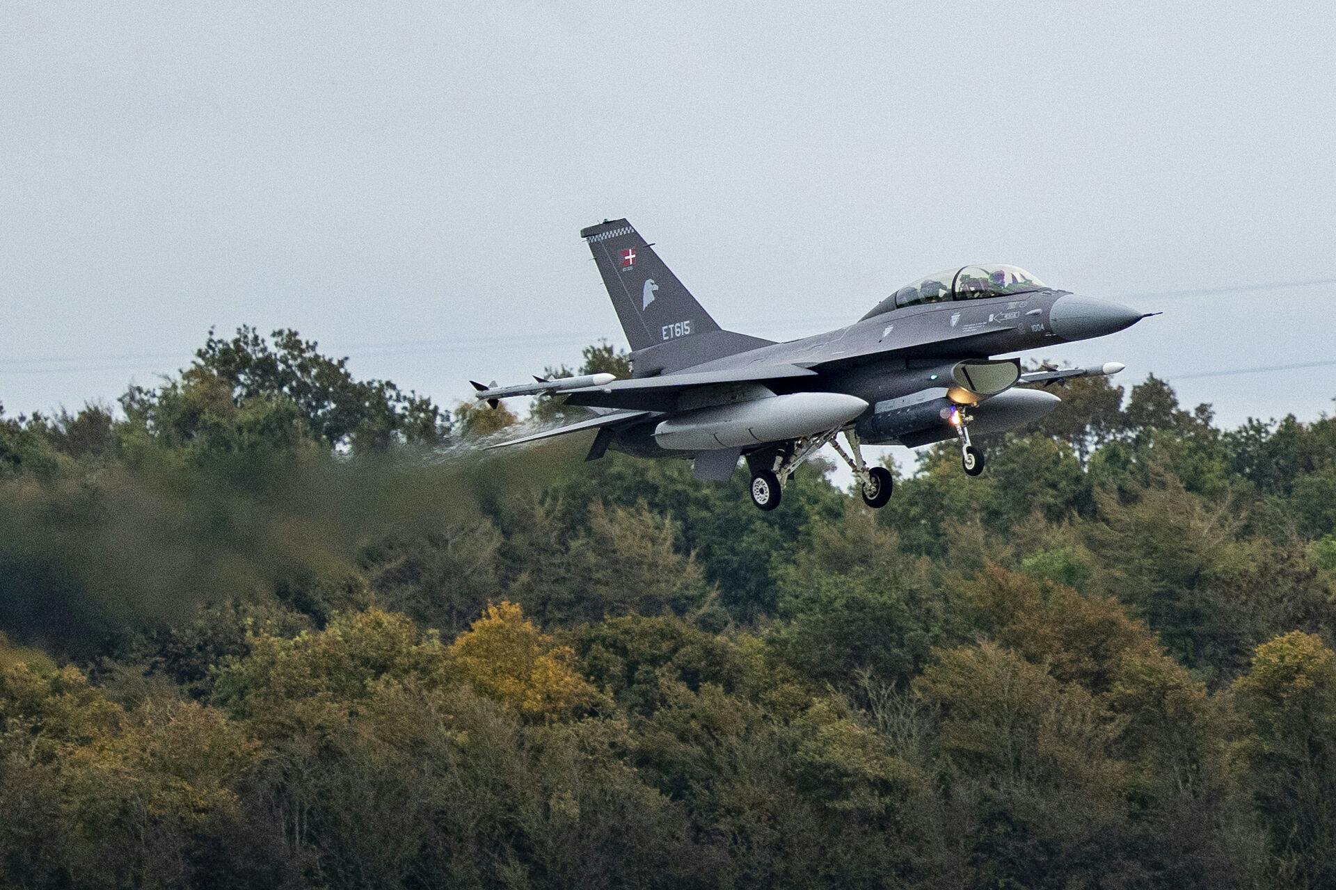 Informationer om stederne, hvor Danmarks moderne jagerfly og præcisionsvåben opbevaret, gør detaljerede luftkort til følsomt materiale. Derfor kan Forsvaret ikke acceptere, at alle steder i Danmark ligger frit tilgængelige som opdaterede luftfotos, da koordinater og bygningsdetaljer kan udnyttes militært og dermed true operationssikkerheden.
