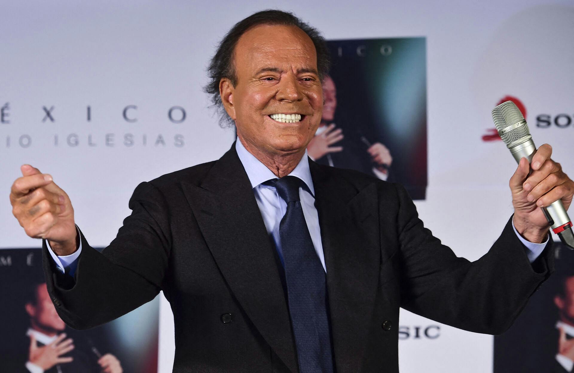 Julio Iglesias afviser alle anklager om seksuel chikane i et opslag på Instagram, hvor han kalder beskyldningerne "absolut falske".