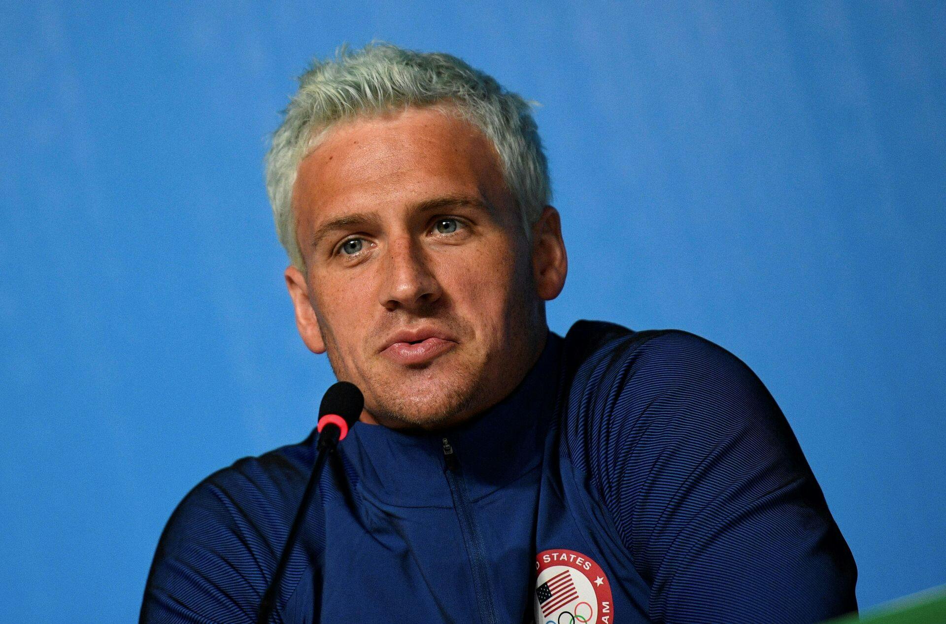 Ryan Lochte er flyttet sammen med kæresten.