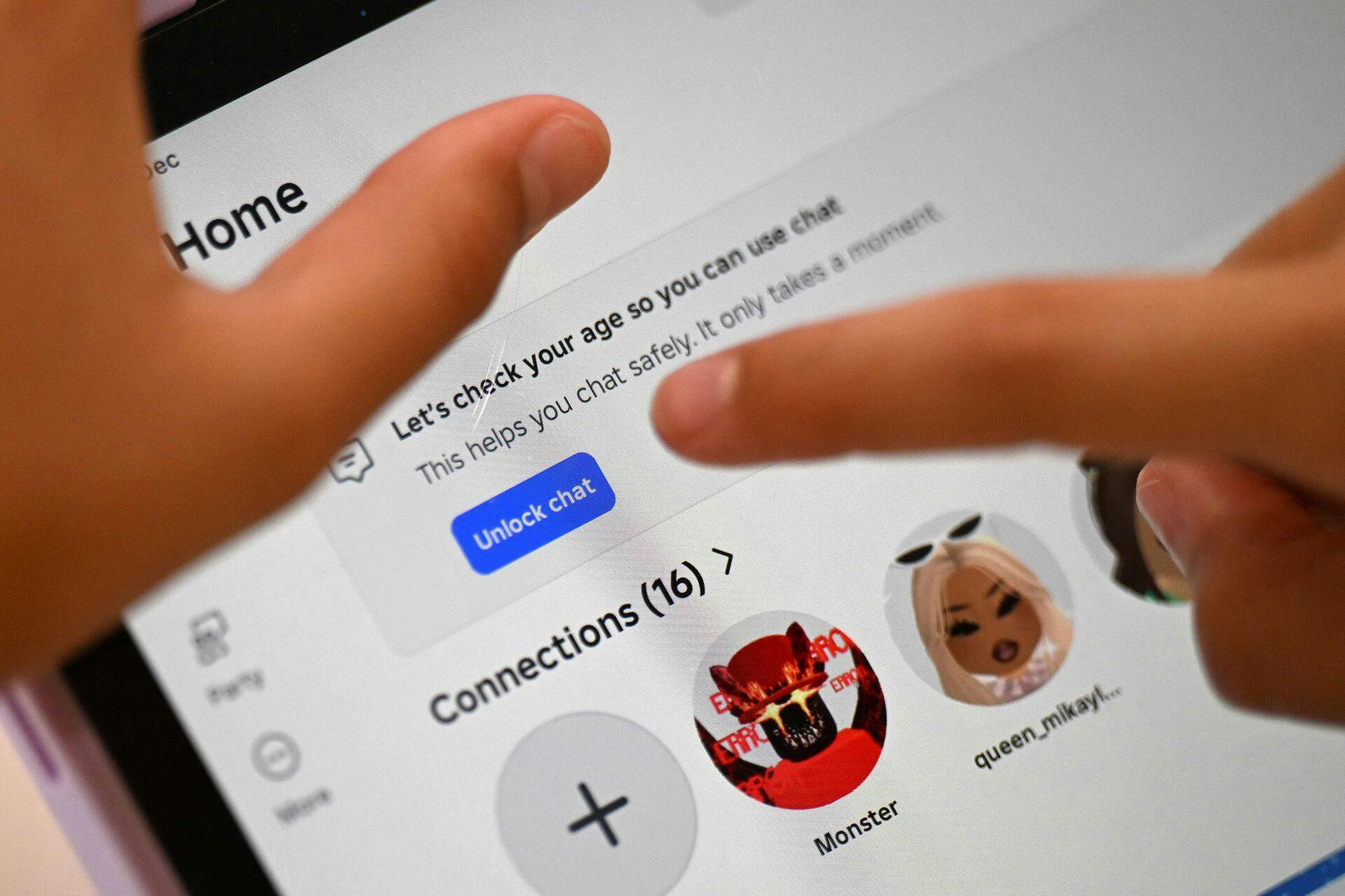 Platforme som Meta, TikTok og YouTube risikerer store bøder, hvis de ikke udelukker mindreårige. Premierminister Anthony Albanese kalder indsatsen opmuntrende, mens Australien som det første land i verden håndhæver et decideret aldersforbud.