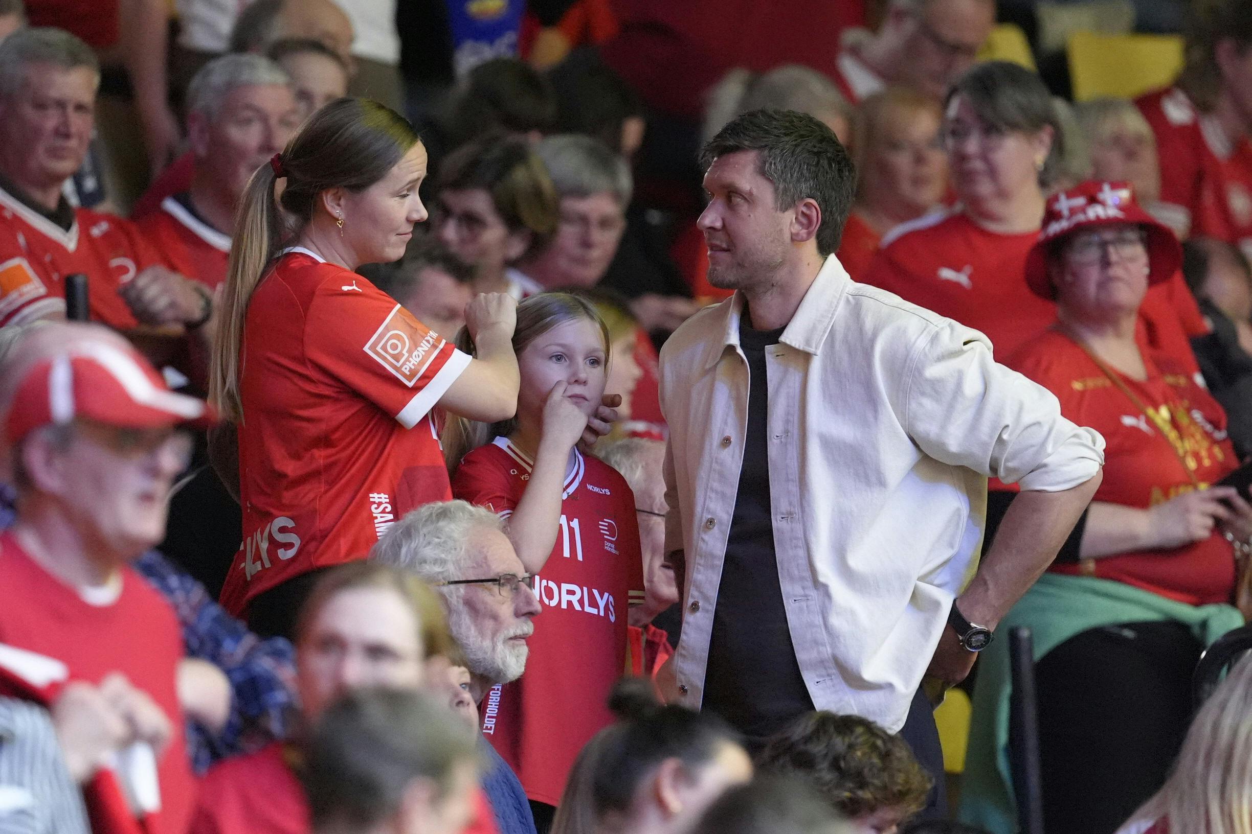 Rasmus Lauges kone, Sabrina, var også til stede til åbningskampen i Jyske Bank Boxen.