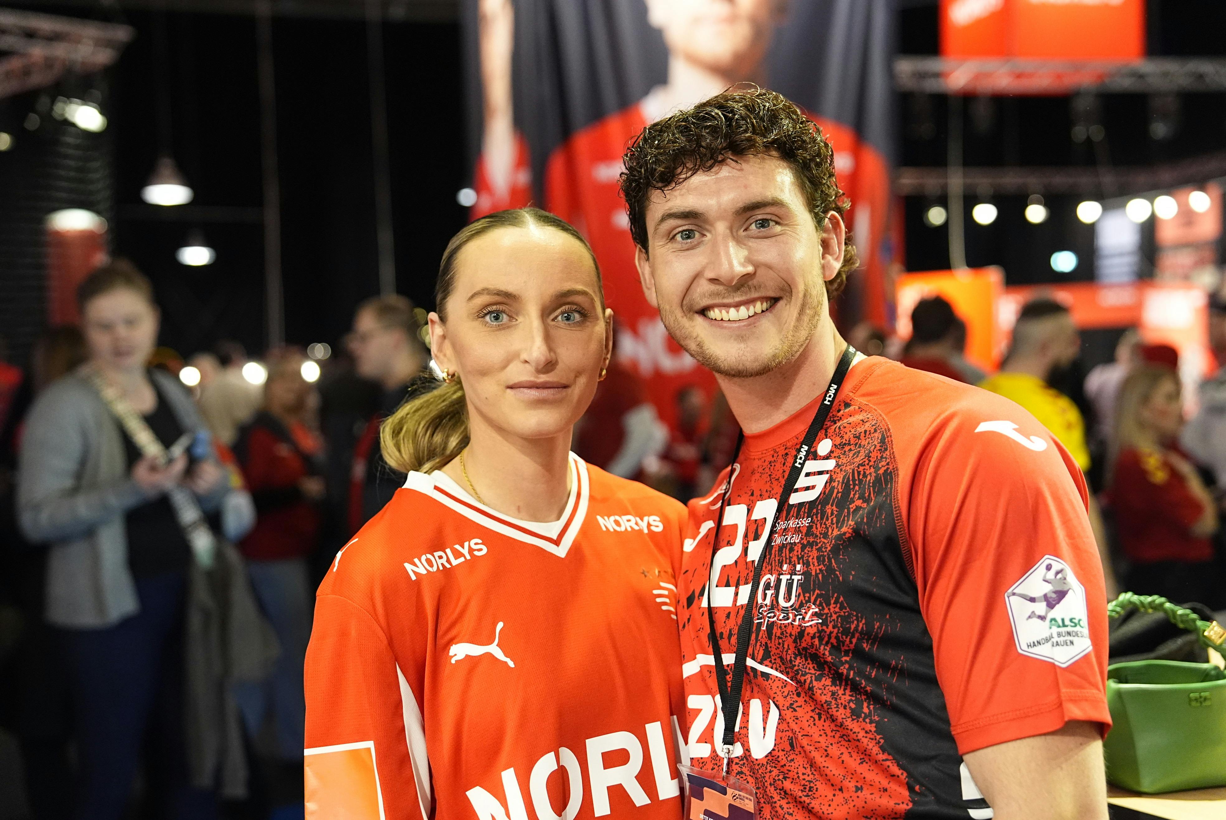 Nicklas troppede op i en rød trøje, men ikke en Danmark-trøje. I stedet havde han iført sig en BSV Sachsen Zwickau-trøje, hvor der selvfølgelig var ”Brøns 23” bagpå.