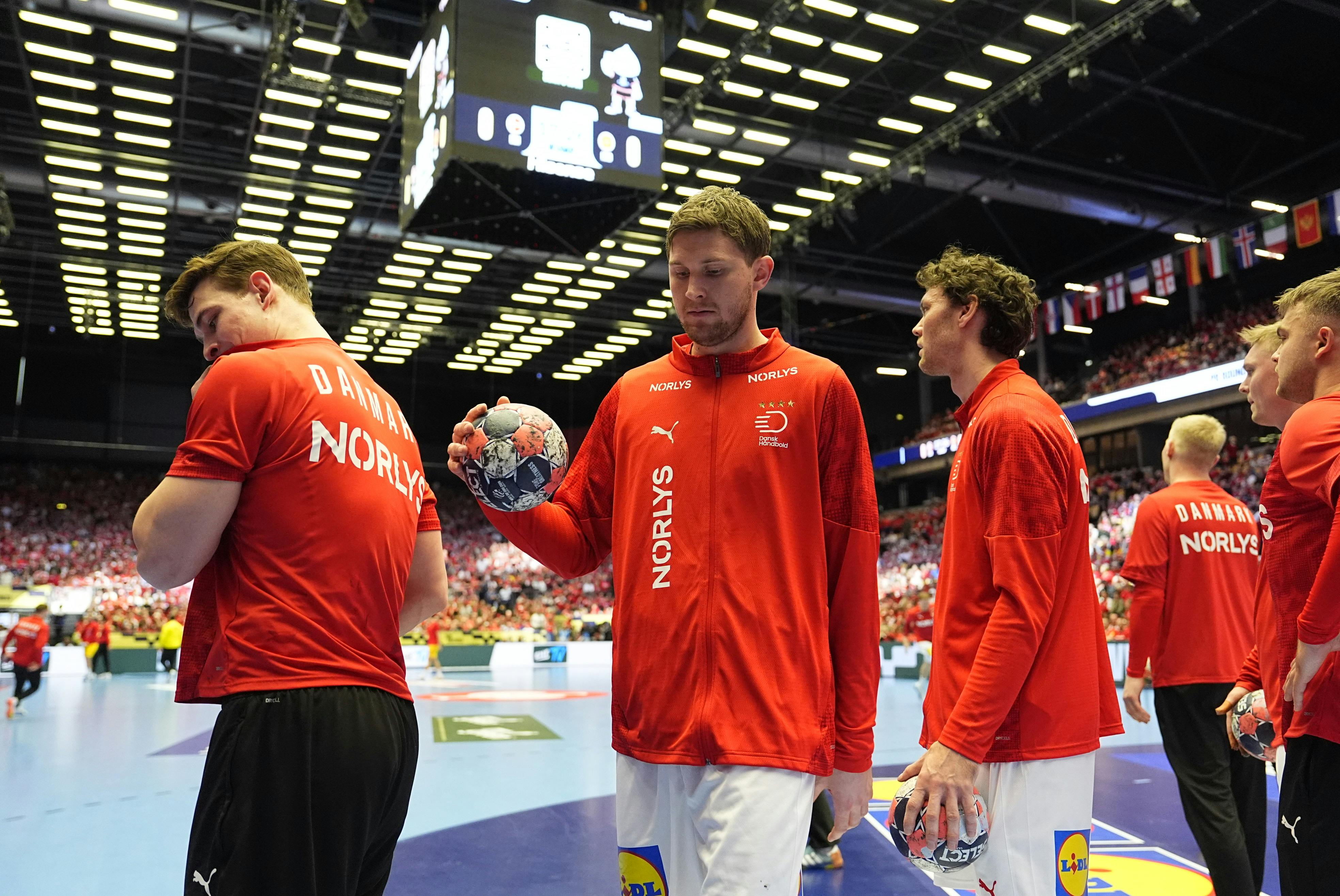Det så heldigvis værre ud end det var, da Magnus Landin efter sejren mod Nordmakedonien mødte op i mixed zone med en ispose om højre ankel.