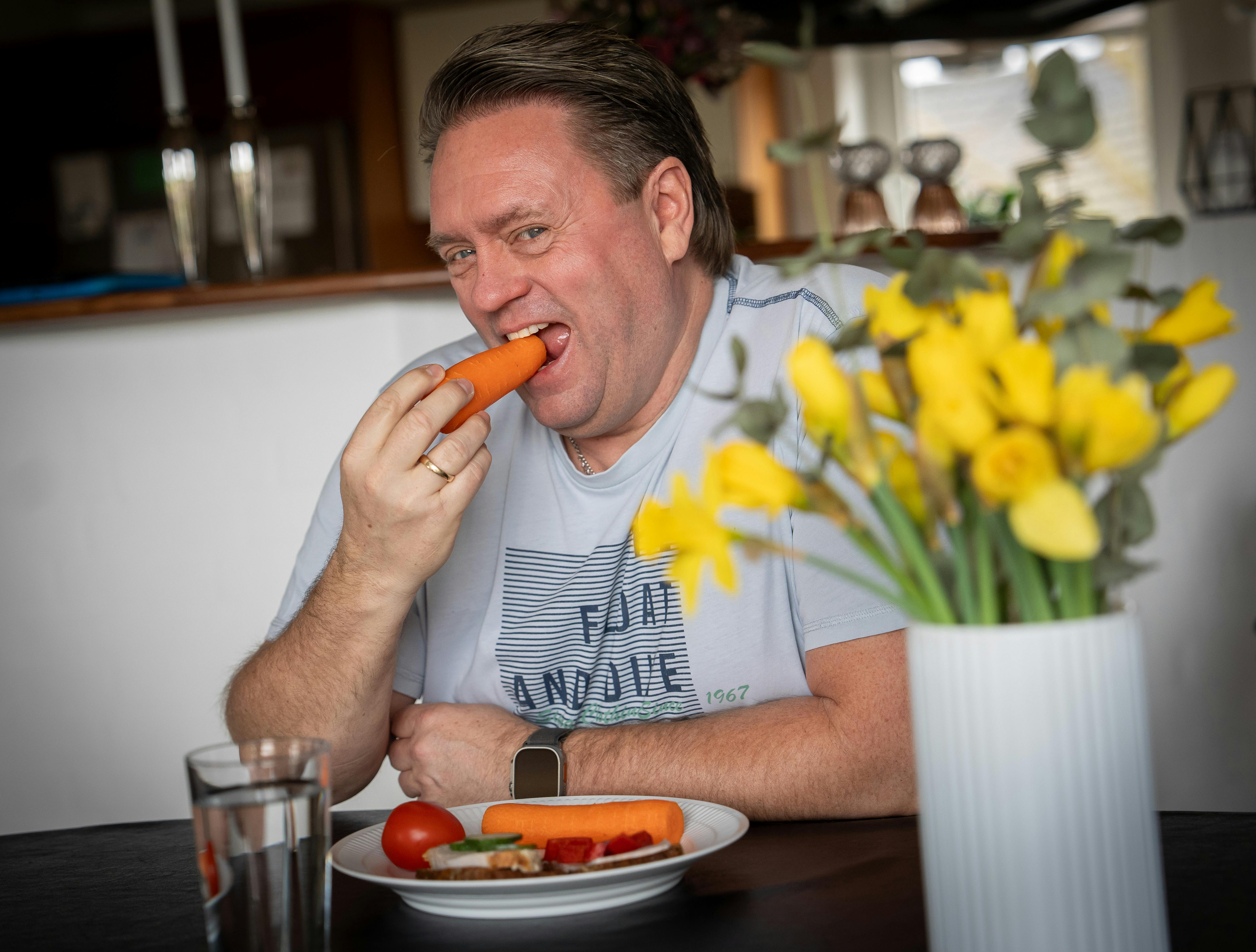 Johnny Hansen, 60, er gået væk fra burgere og pomfritter og over til det grønne bord, og det har medvirket til, at musikeren har tabt sig rigtigt meget.