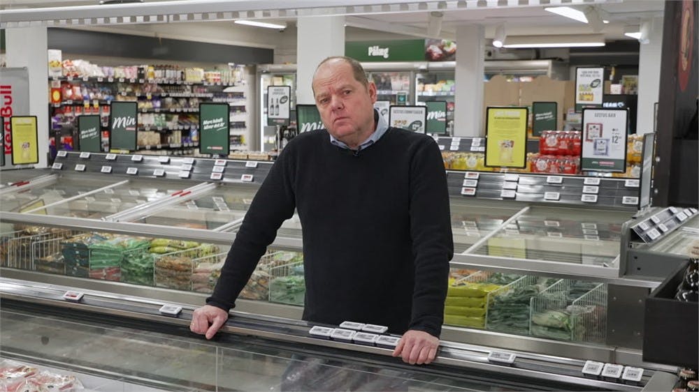 Brian Mossalski Nielsen ses her i sin købmandsbutik i Øster Bjerregrav, hvor han siger klart fra over for kunder, der taler grimt til de unge ansatte.