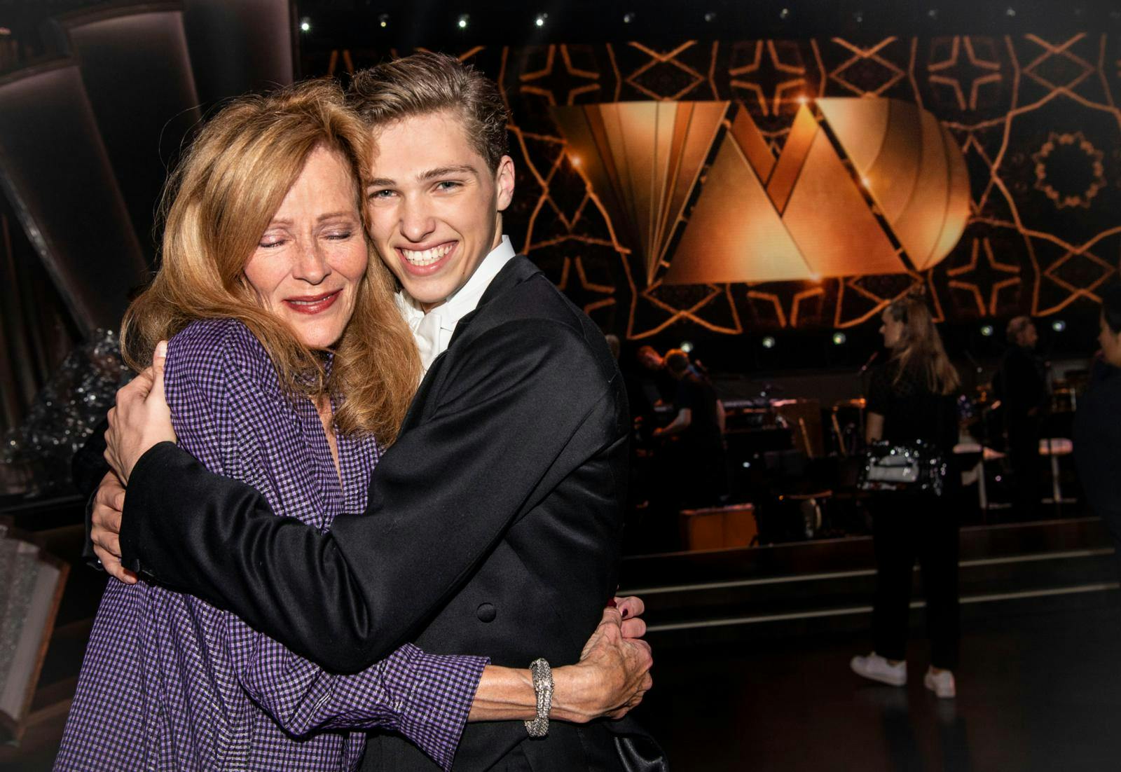 Suzanne i en skøn stund med barnebarnet Oscar Bjerrehuus, 25, under "Vild med dans" i 2019. Oscar er søn af Oliver Bjerrehuus, 50.