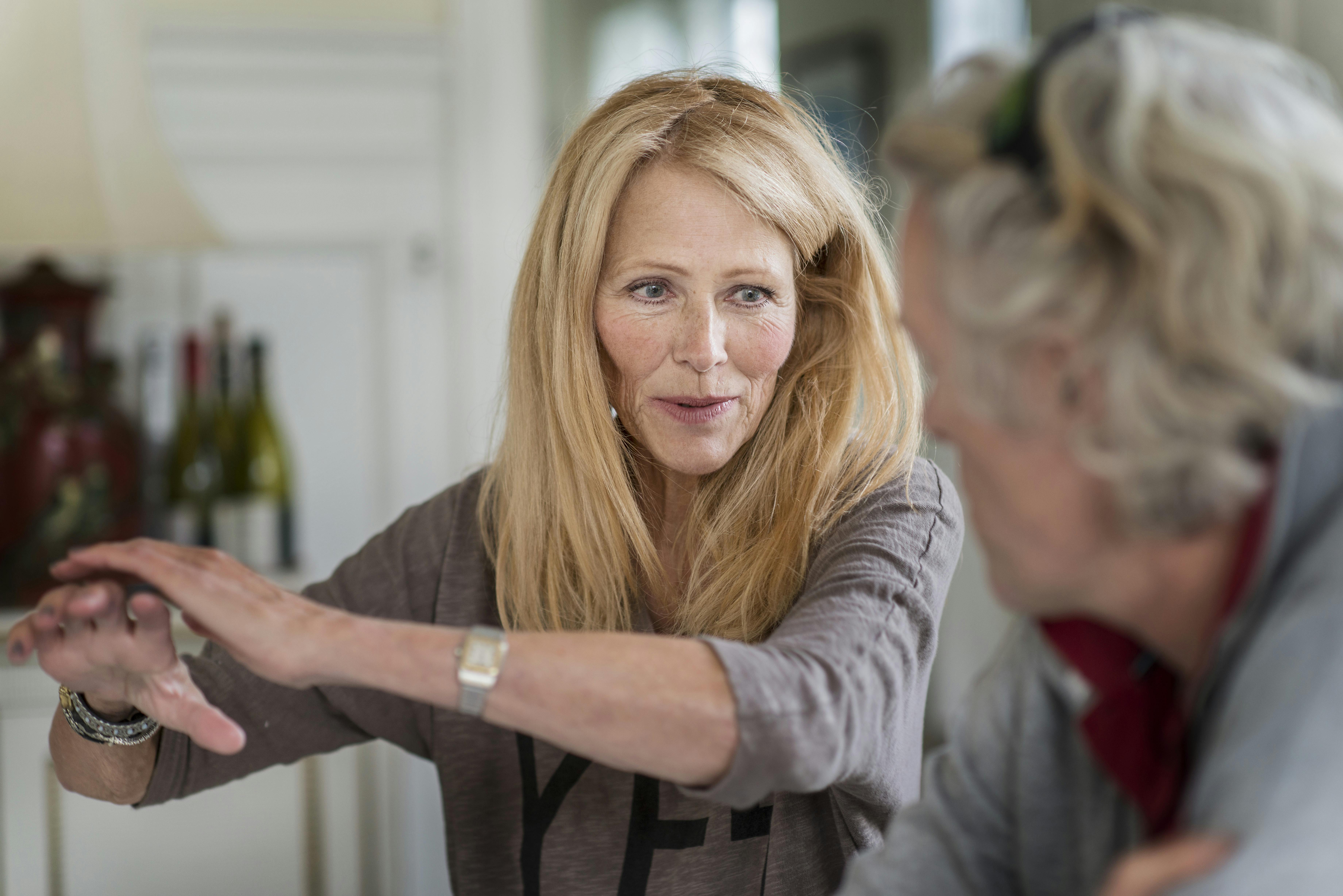 Kunstner Kristian von Hornsleth laver flisekunst hos Suzanne Bjerrehus i forbindelse med optagelserne til nyt TV-program "Havestafetten" på DR.