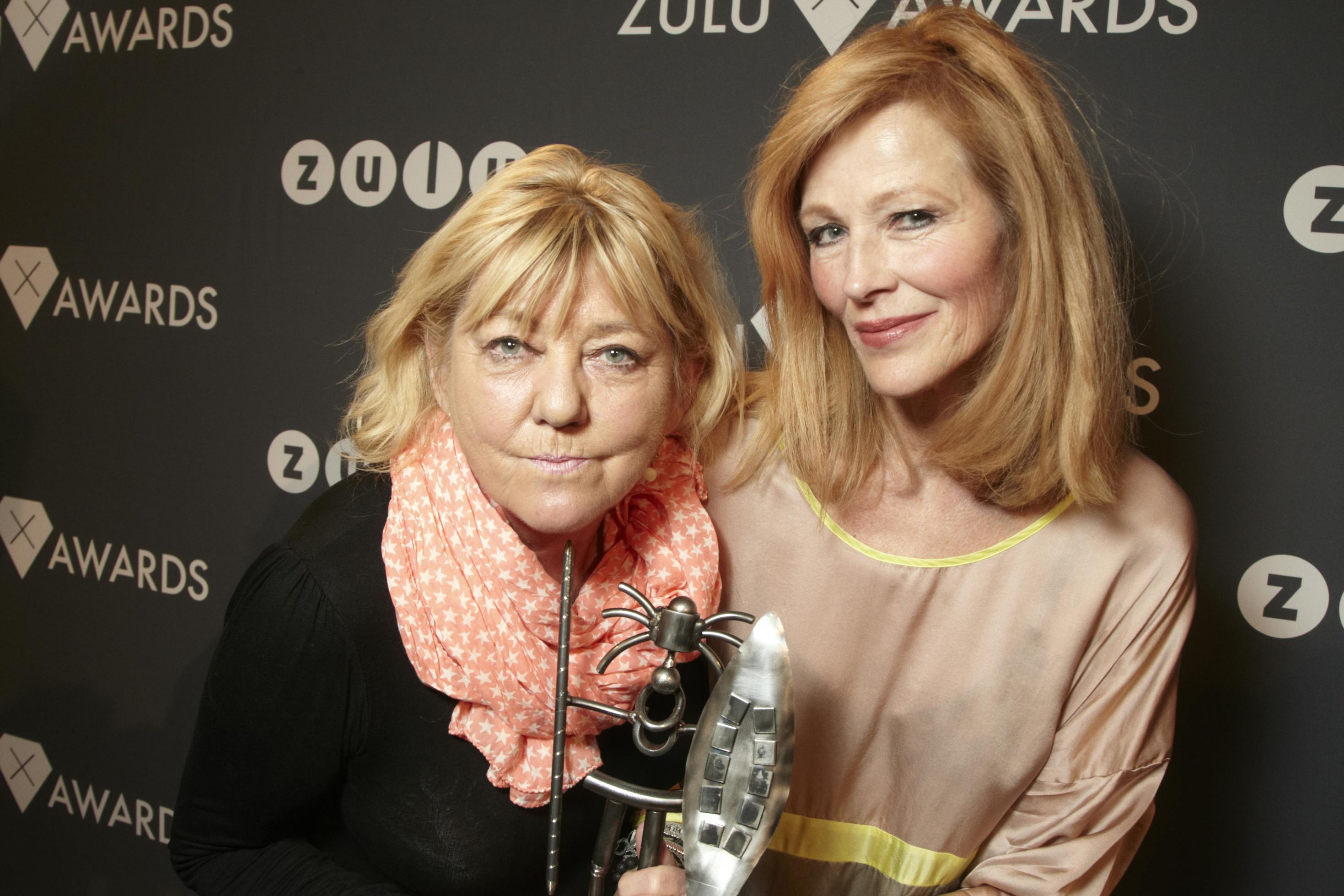 "Zulu Awards" 2012 i Forum i København - Journalist Karen Thisted (tv) og forfatter Suzanne Bjerrehuus vinder prisen for "Årets Originale Danske TV-Program" for udsendelsen "Mormors bordel"-  Dato: 08.03.2012 - Foto: Birger Storm
