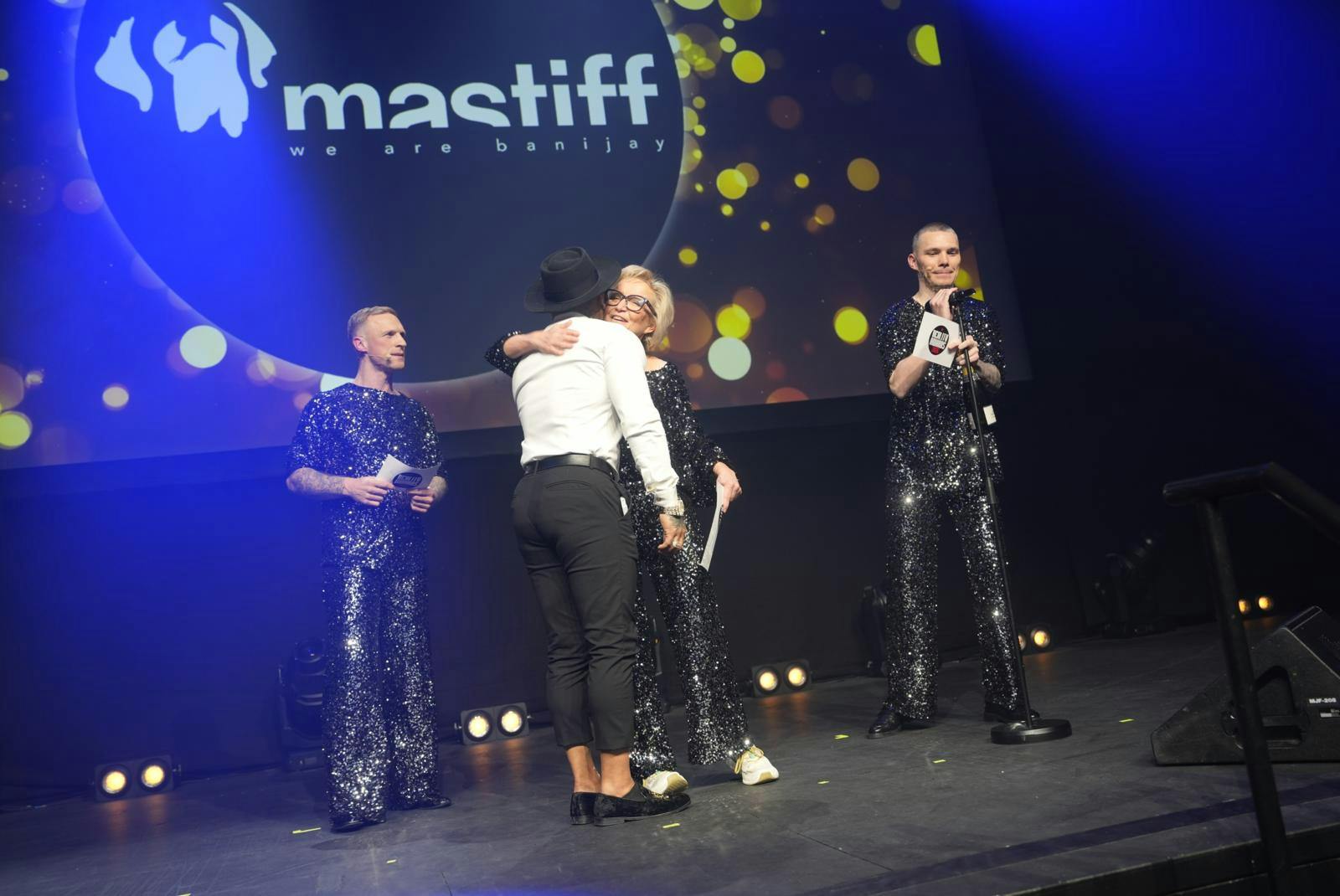 Der var kram til Panda, da han under showet blev kaldt på scenen til fødselsdagsfejring.