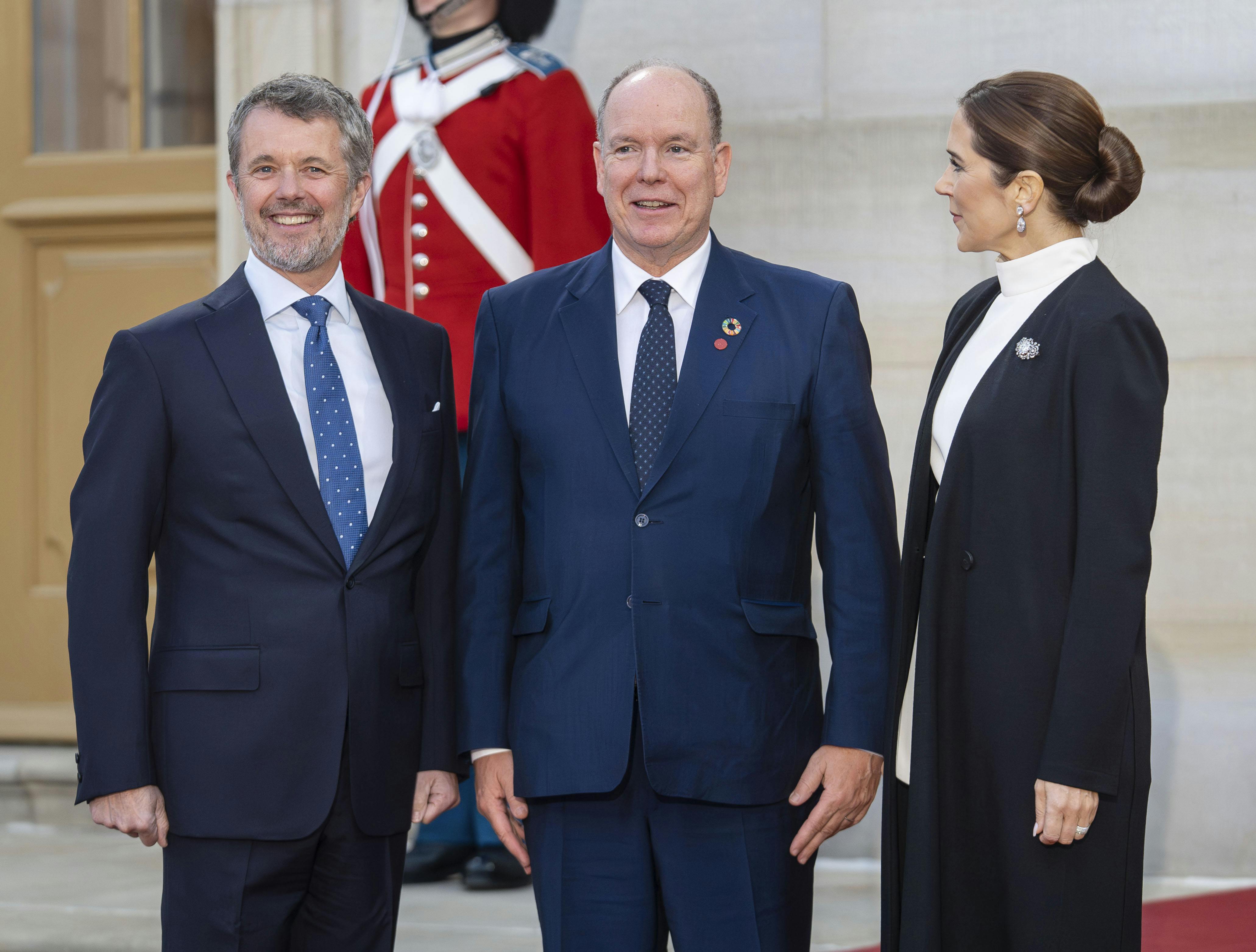 OPGAVE: Kong Frederik. Dronning Mary. Kongeparret er værter ved en middag i anledning af møde i det europæiske politiske fællesskab (EPC).STED: Christian VII’s Palæ, AmalienborgDATO: 20251001JOURNALIST: Ulrik Ulriksen og Marianne SingerFOTOGRAF: Hanne Juul