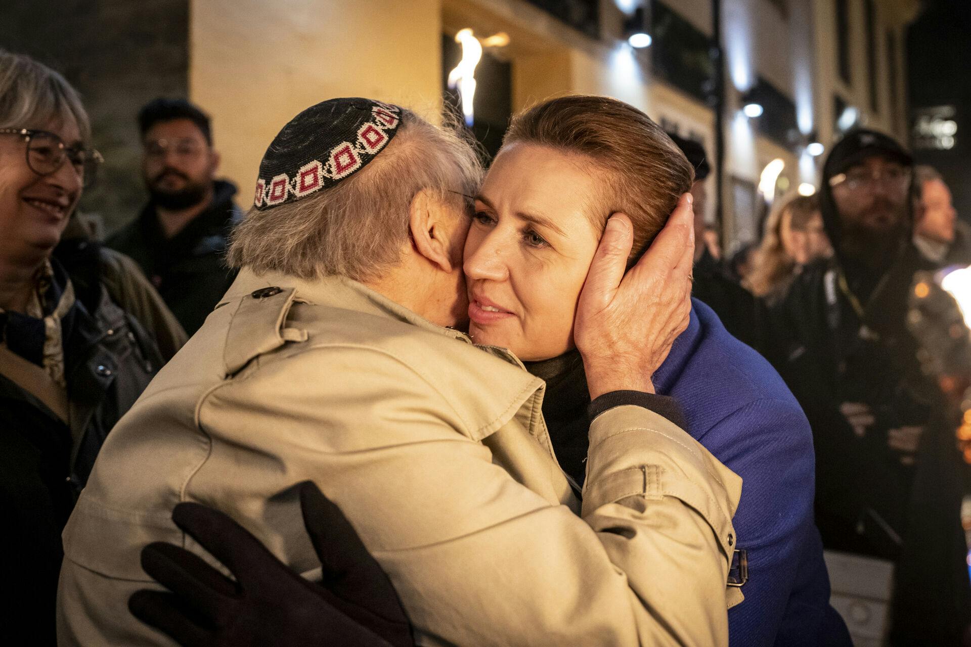 Statsminister Mette Frederiksen (S) og Henri Goldstein ved fakkeloptog i København den 9. november 2023. Det skete på 85-årsdagen for Krystalnatten.