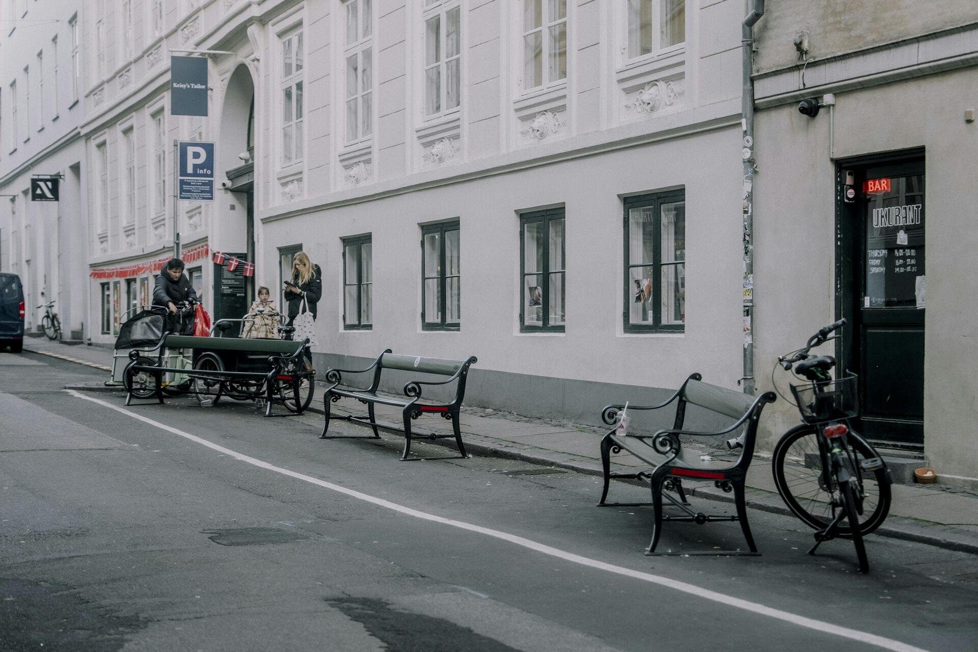 Købehavns Kommune har sat bænke op på parkeringsbåse i indre København. Her på Knabrostræde.