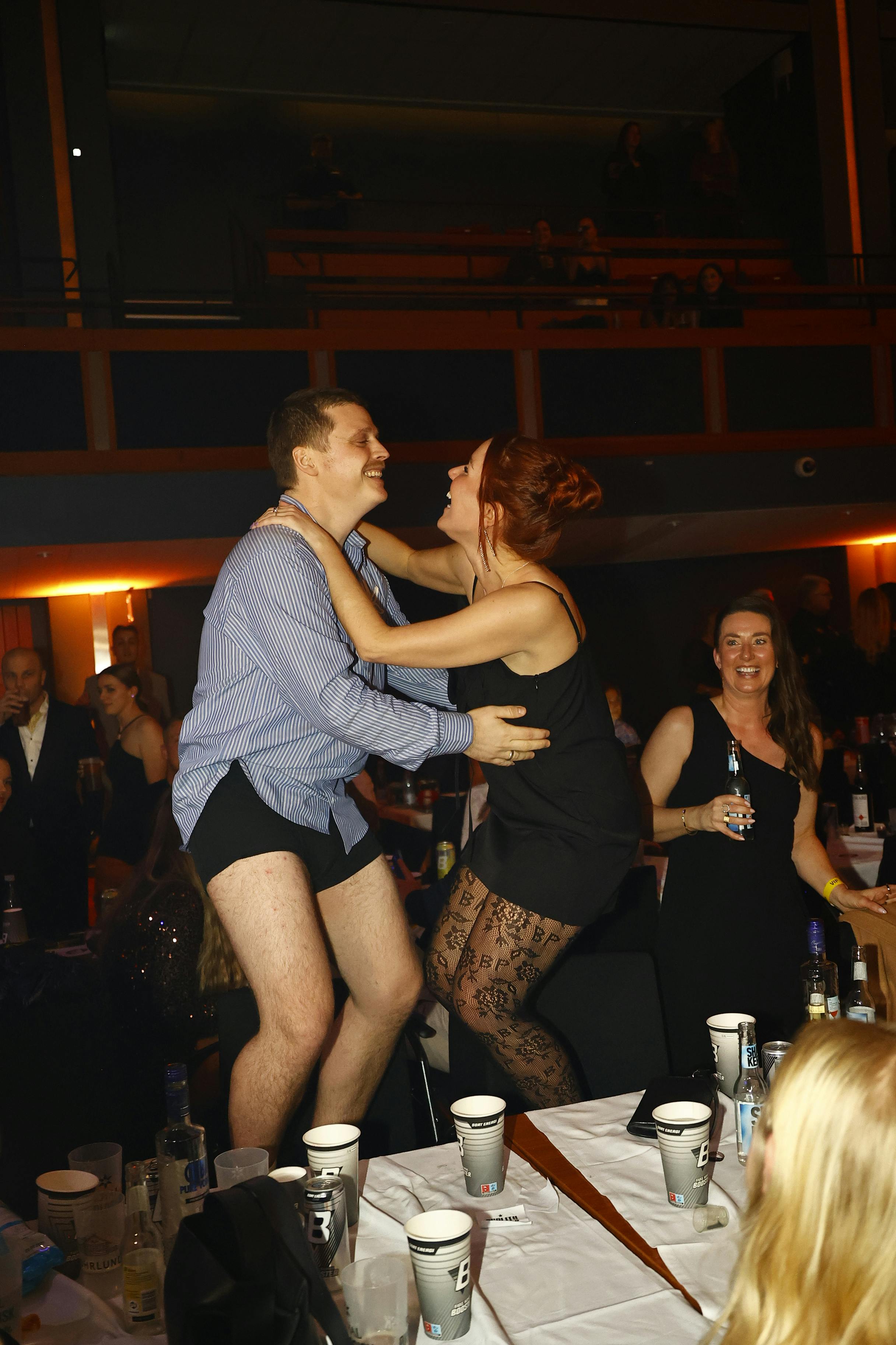 Bukserne blev også smidt for en stund, og senere på aftenen blev der også danset på bordene.