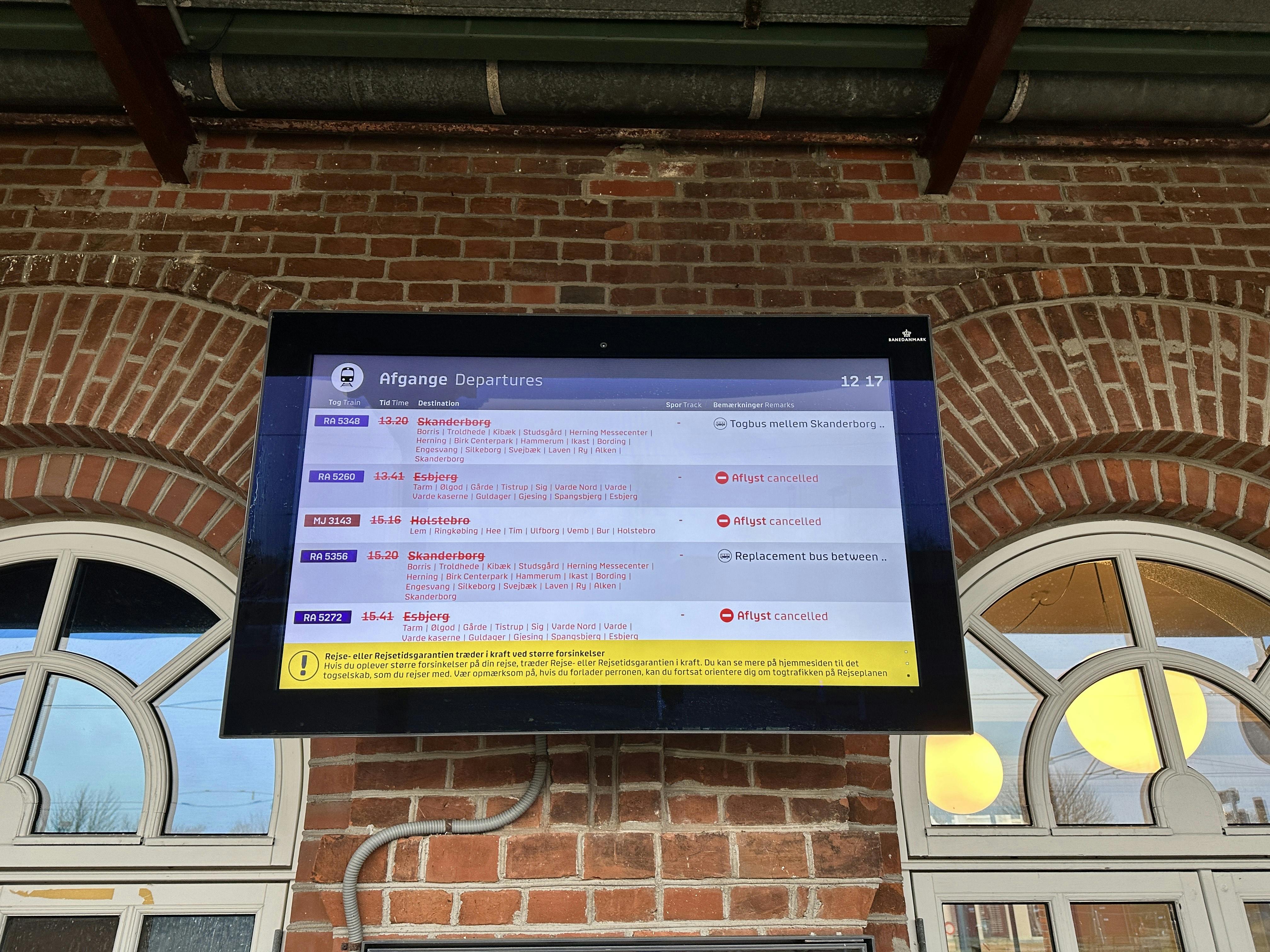 Der meldes om omfattende aflysninger på de jyske togstrækninger, efter at en fejl i Banedanmarks signalsystem har sat togdriften ud af spil resten af søndagen. Passagerer opfordres til at udsætte eller aflyse deres rejse.
