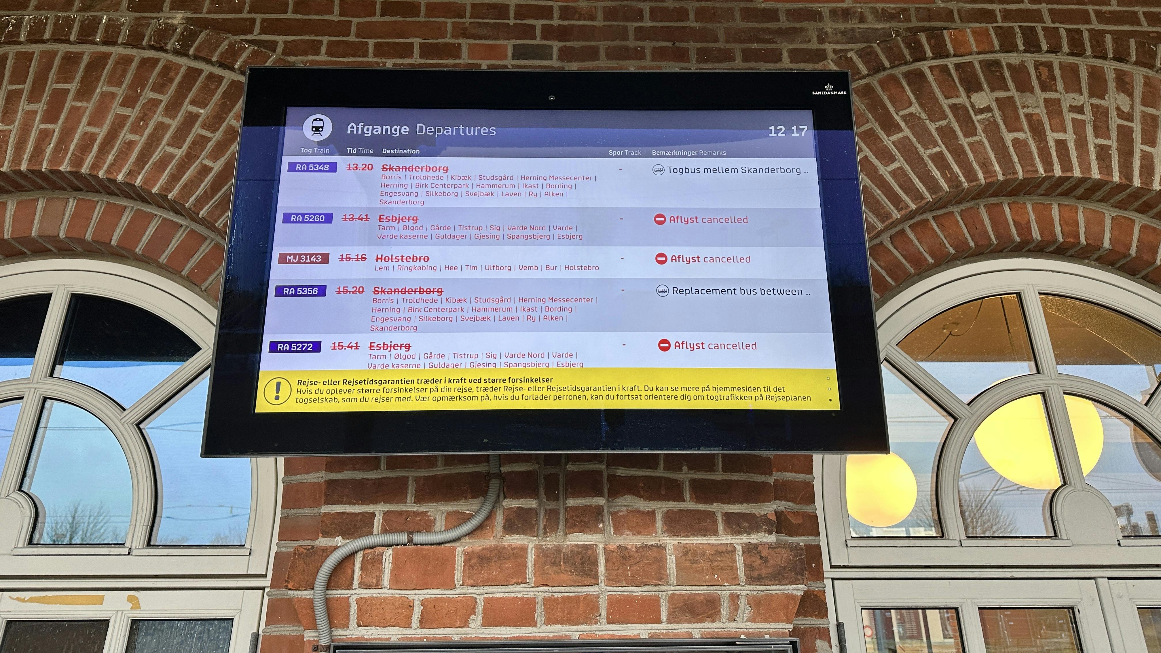 Der meldes om omfattende aflysninger på de jyske togstrækninger, efter at en fejl i Banedanmarks signalsystem har sat togdriften ud af spil resten af søndagen. Passagerer opfordres til at udsætte eller aflyse deres rejse.