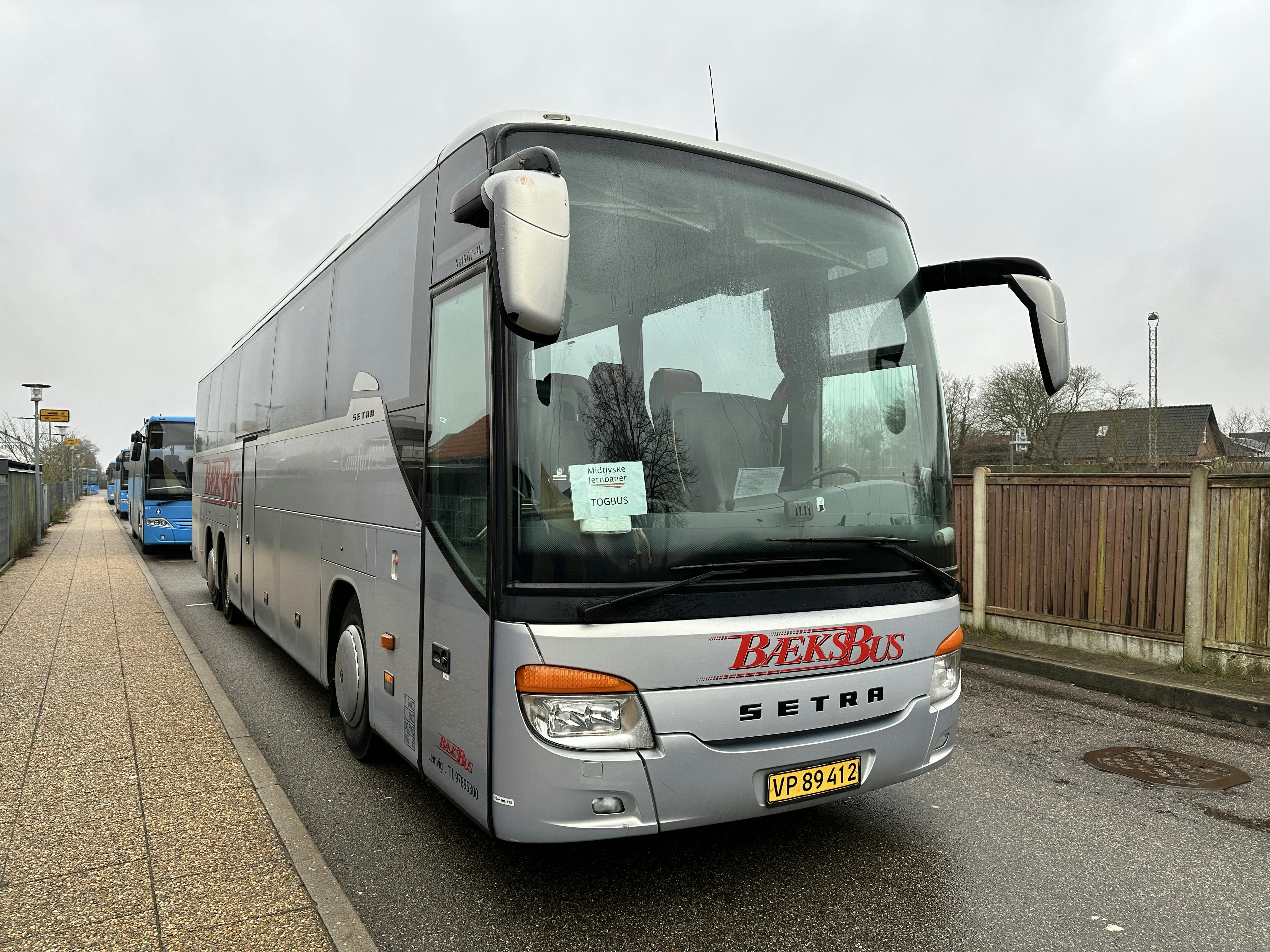Togbusser er sat ind, hvor det er muligt, efter at størstedelen af togtrafikken i Jylland er indstillet søndag som følge af en fejl i signalsystemet. DSB har dog ikke kunnet skaffe busser nok til at dække alle strækninger.
