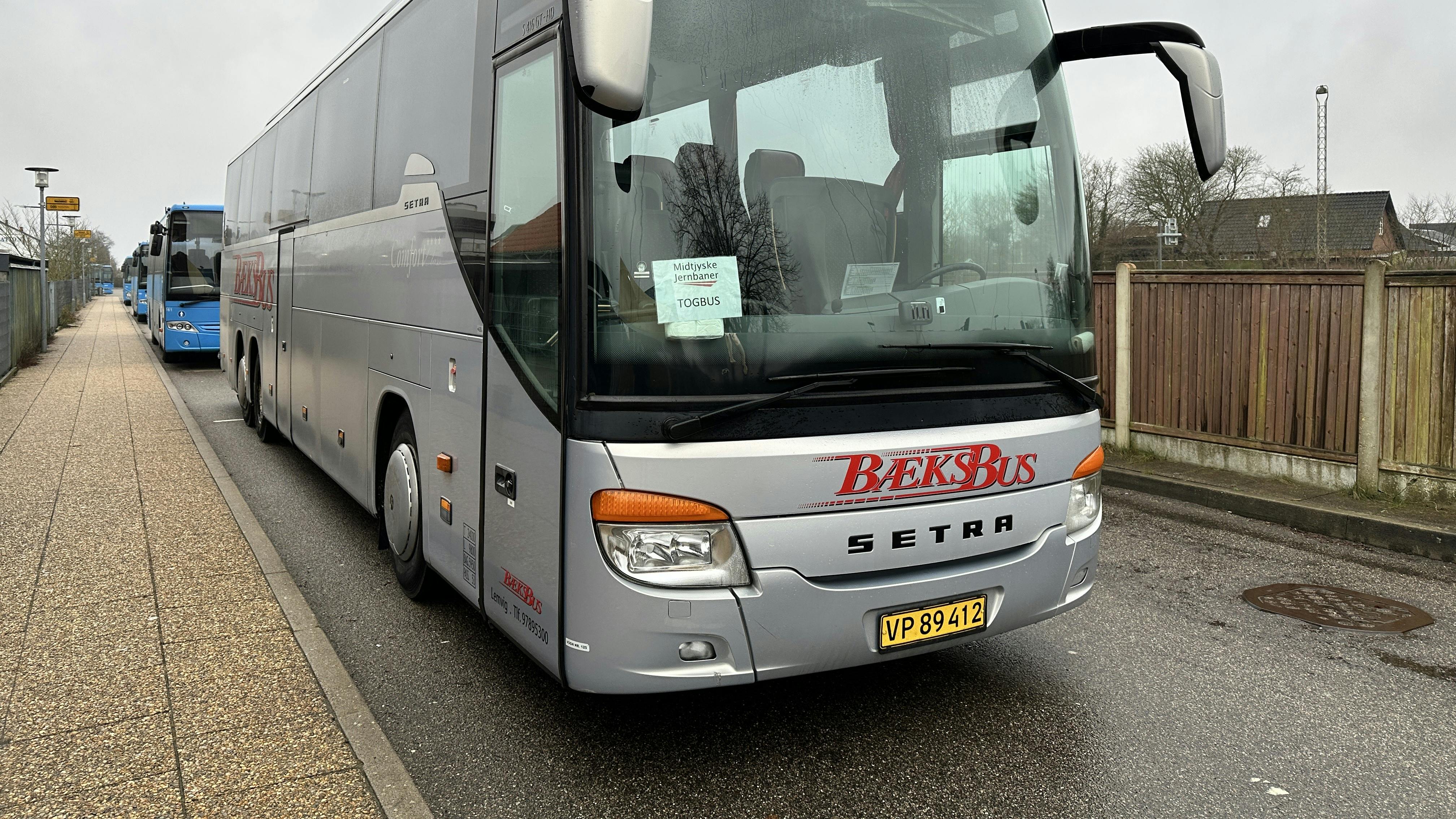 Togbusser er sat ind, hvor det er muligt, efter at størstedelen af togtrafikken i Jylland er indstillet søndag som følge af en fejl i signalsystemet. DSB har dog ikke kunnet skaffe busser nok til at dække alle strækninger.