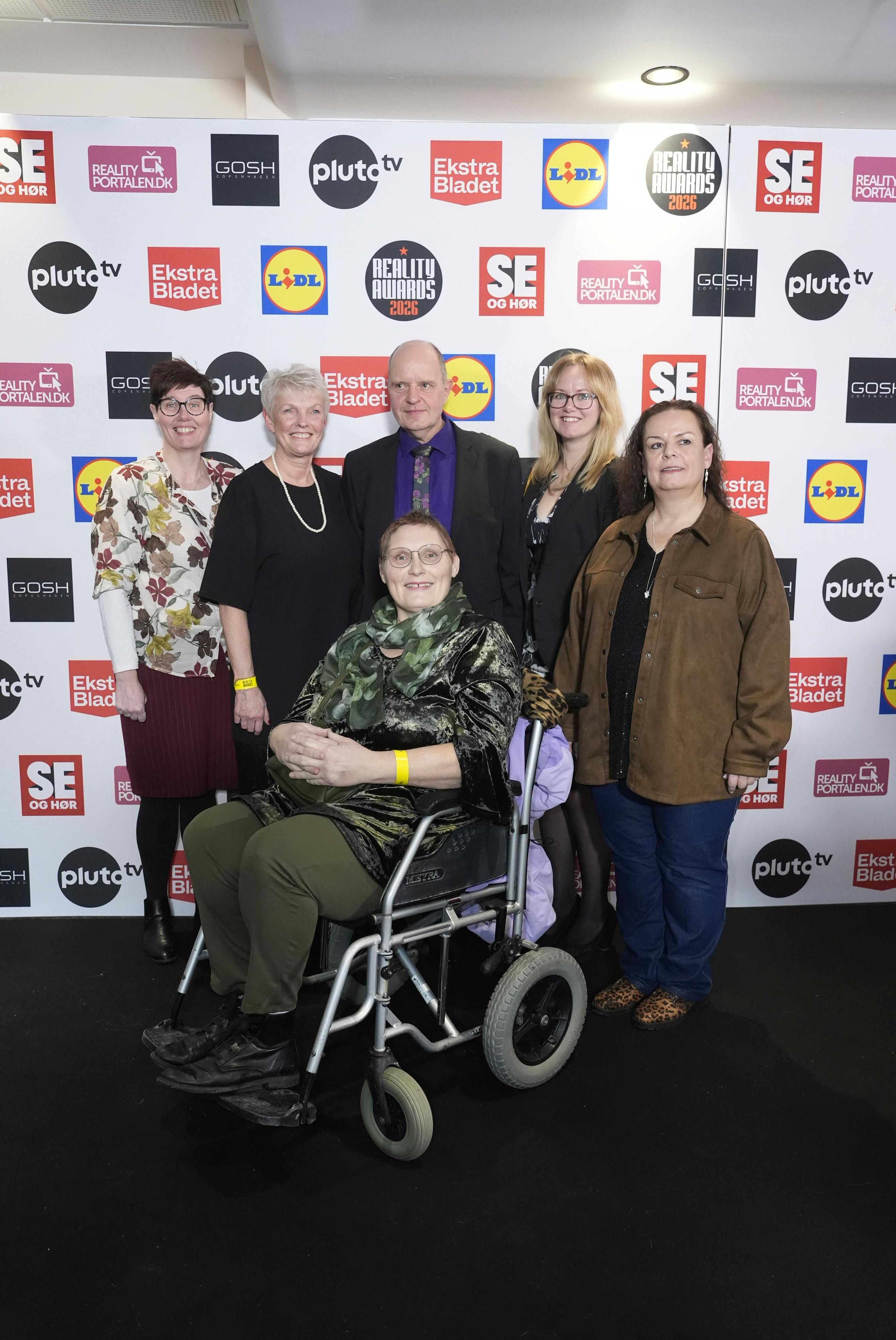 Nyopererede Winnie Topp ankom med "Landmand søger kærlighed"-vennerne. På grund af den nylige operation og store smerter, sad hun i kørestol - men lægerne har ordineret glitter, lød det på rød løber.