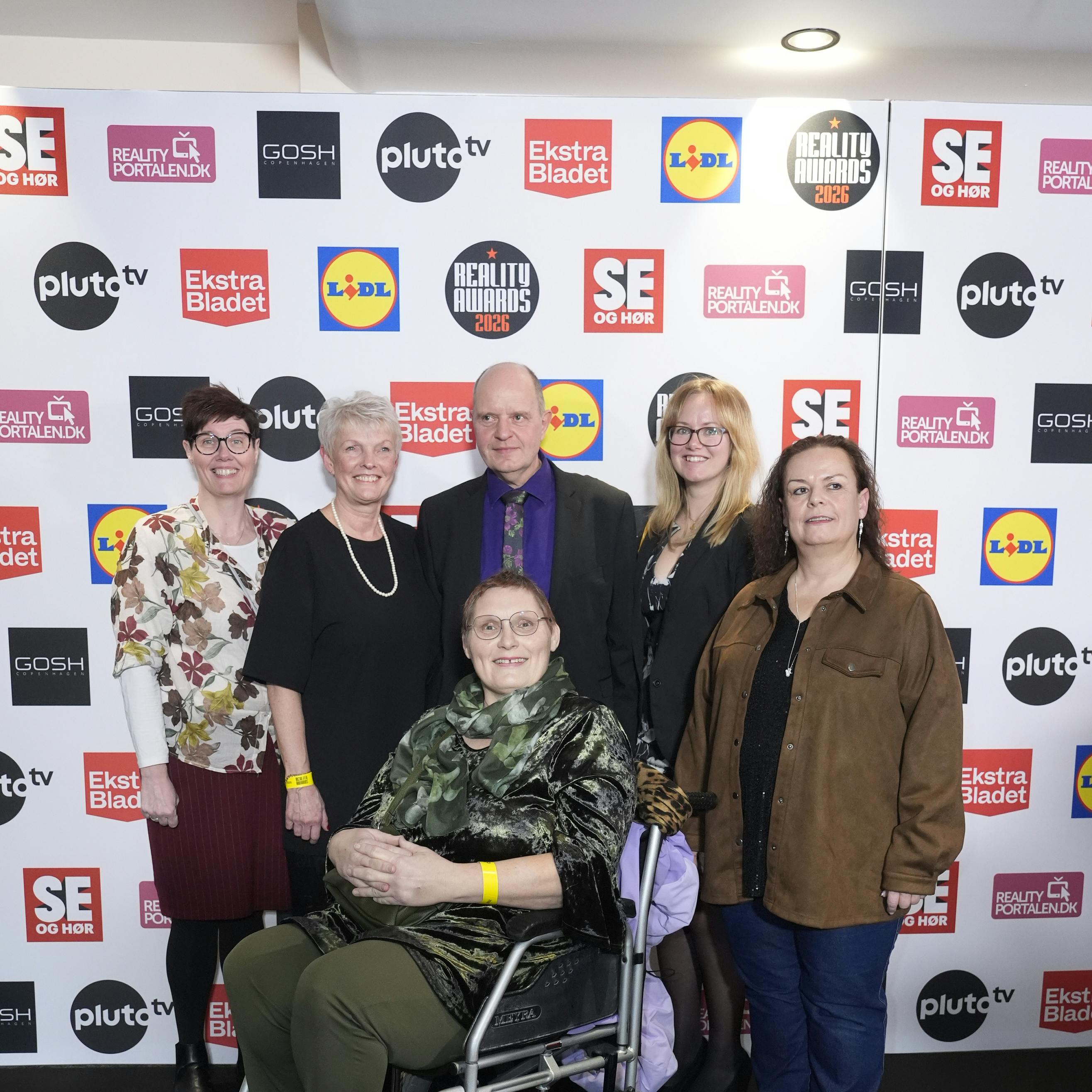 Nyopererede Winnie Topp ankom med "Landmand søger kærlighed"-vennerne. På grund af den nylige operation og store smerter, sad hun i kørestol - men lægerne har ordineret glitter, lød det på rød løber.