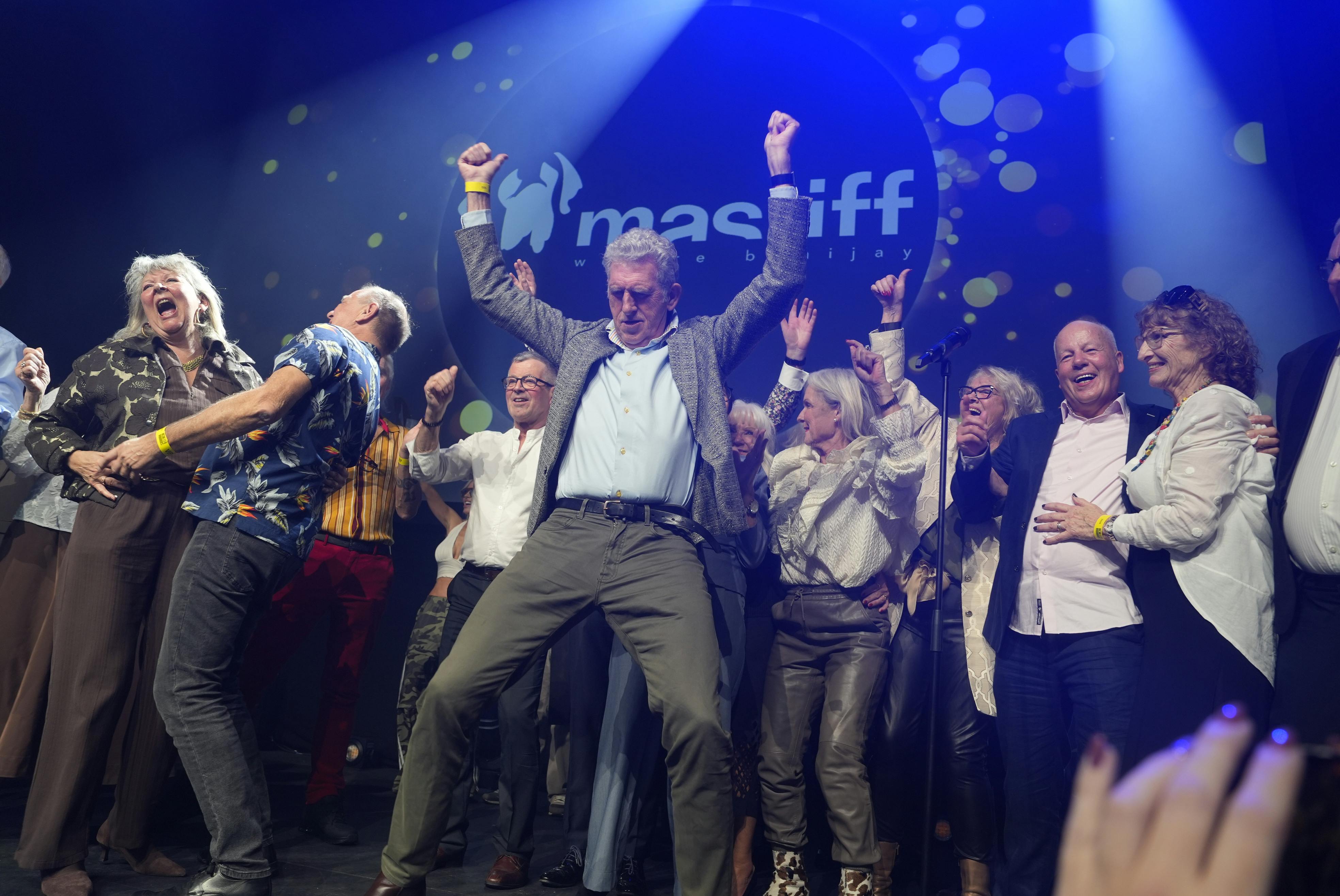 Deltagerne var slet ikke til at få ned fra scenen, da de vandt årets karakterdrevne program.