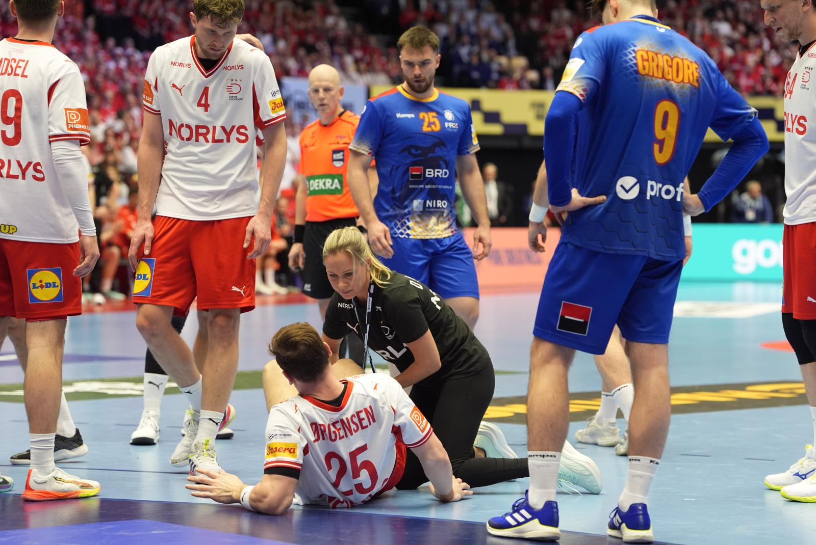 Et ellers festligt dansk EM-opgør fik en brat og dyster drejning, da Lukas Jørgensen gik i gulvet under en kontra. Stregspilleren måtte hjælpes fra banen, og meget tyder på, at EM kan være slut for den danske profil.